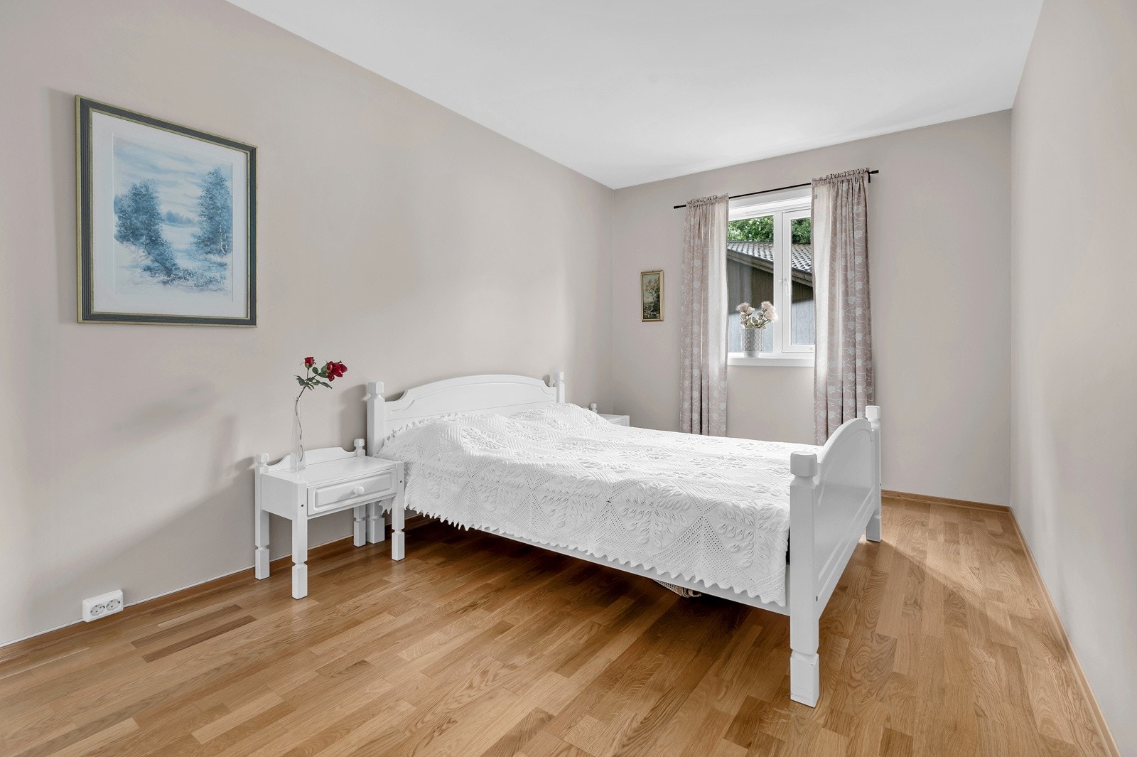 Det største av to soverom. God plass til stor dobbeltseng.. Galleribilde