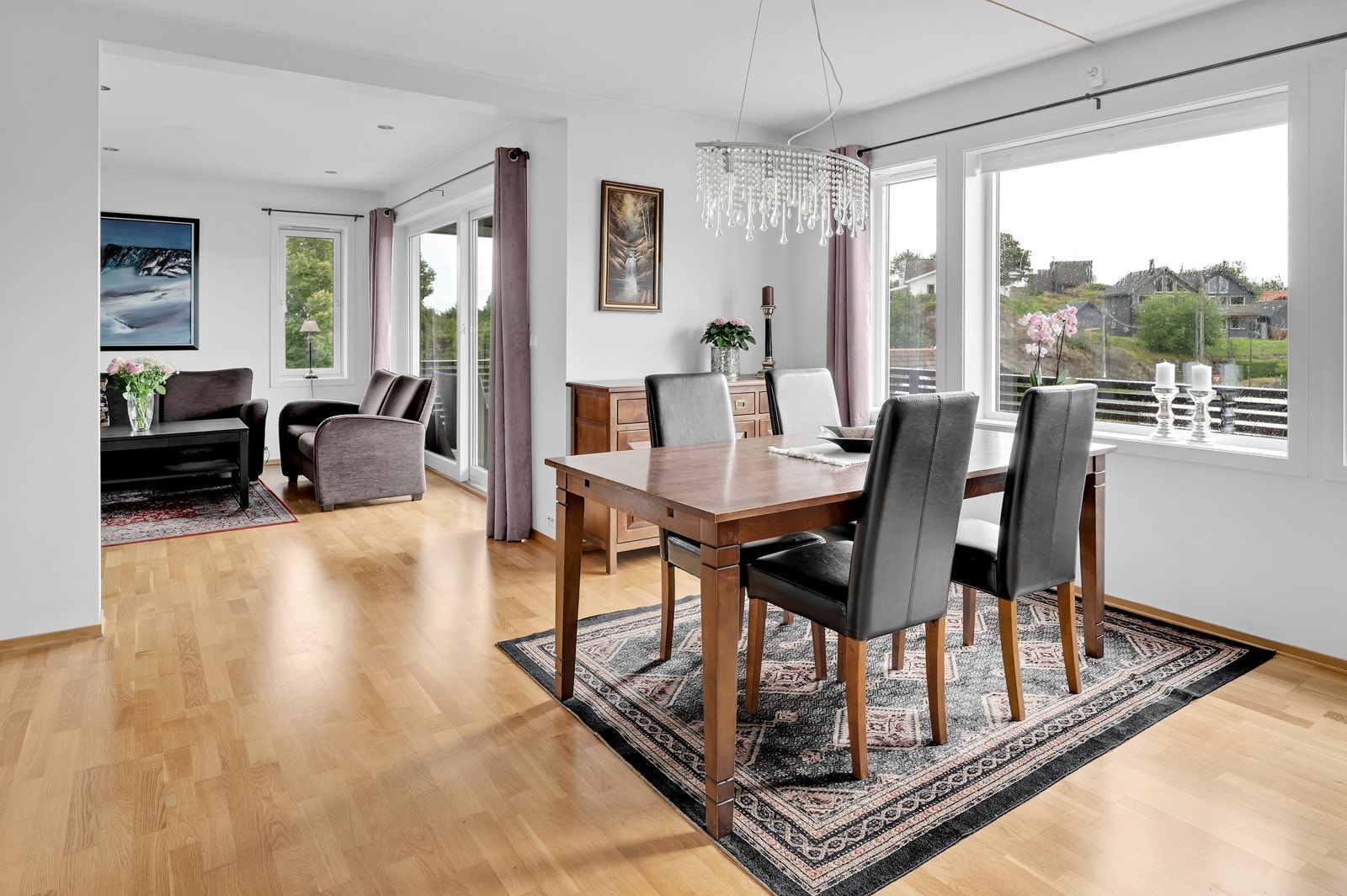 Spisestuen er delvis adskilt mot selve stuen og det er god plass til spisegruppe. Galleribilde
