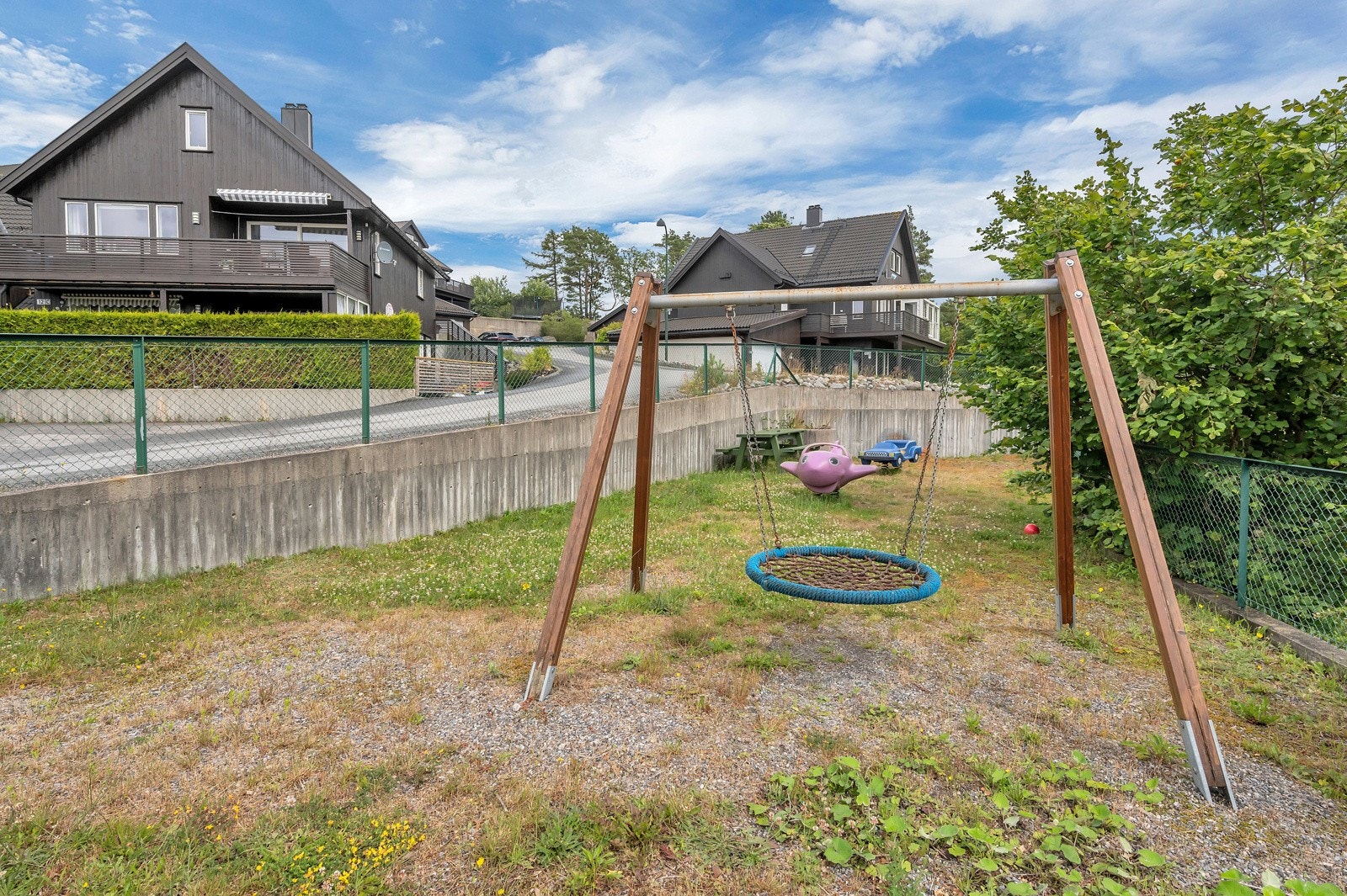 Nærområdet med lekeplass like utenfor. Galleribilde