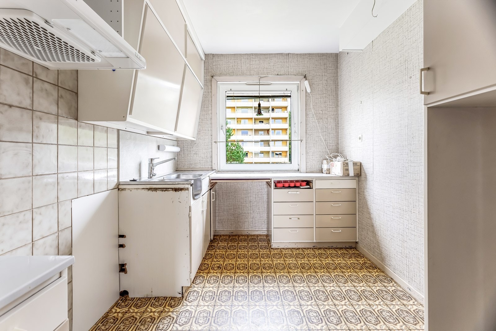 Kjøkkeninnredning med slette fronter, laminat benkeplate, over benkeplaten er det benyttet kitchenboard, stål oppvaskkum, ventilator Galleribilde