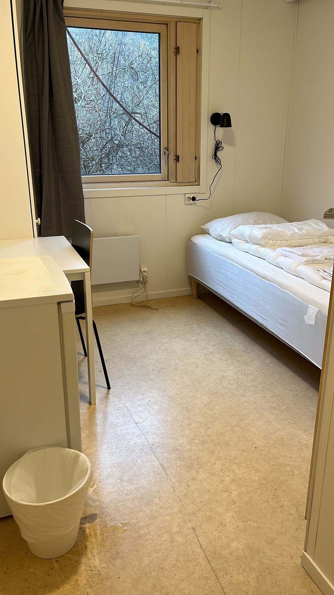 Rom m/bad. Garderobe og skrivepult på rommet. Det er også privat kjøleskap med fryser. Tilberedning av mat skjer på felles kjøkken. Som leietaker har du tilgang til felles vaskeri.
Room with private bathroom and common kitchen. You have your private refr Galleribilde