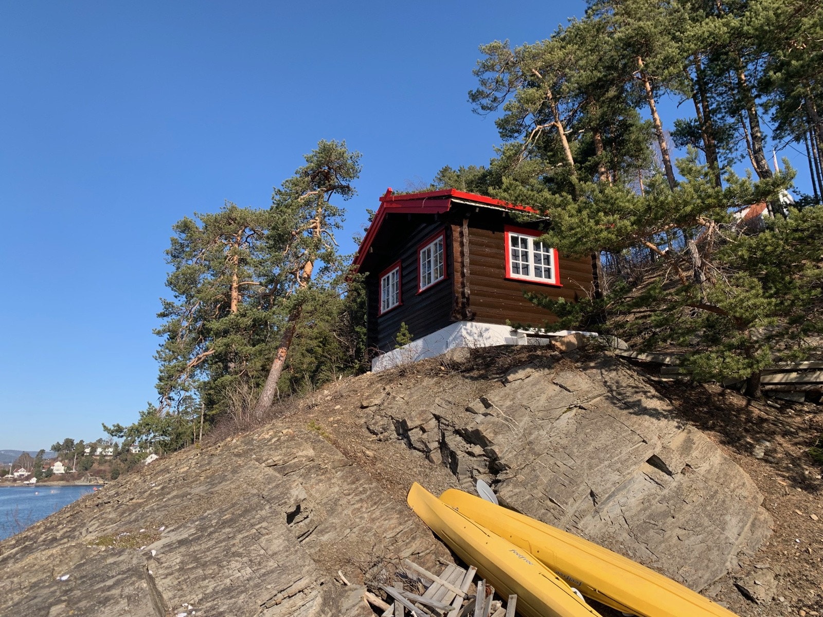 Et lite laftet strandhus plassert på den nordlige del av strandparsellen. Galleribilde