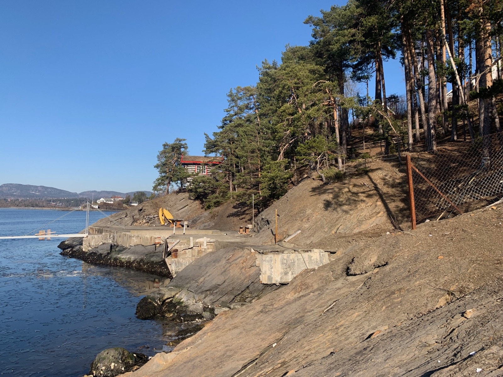 Strand og brygge sett mot nord. Galleribilde