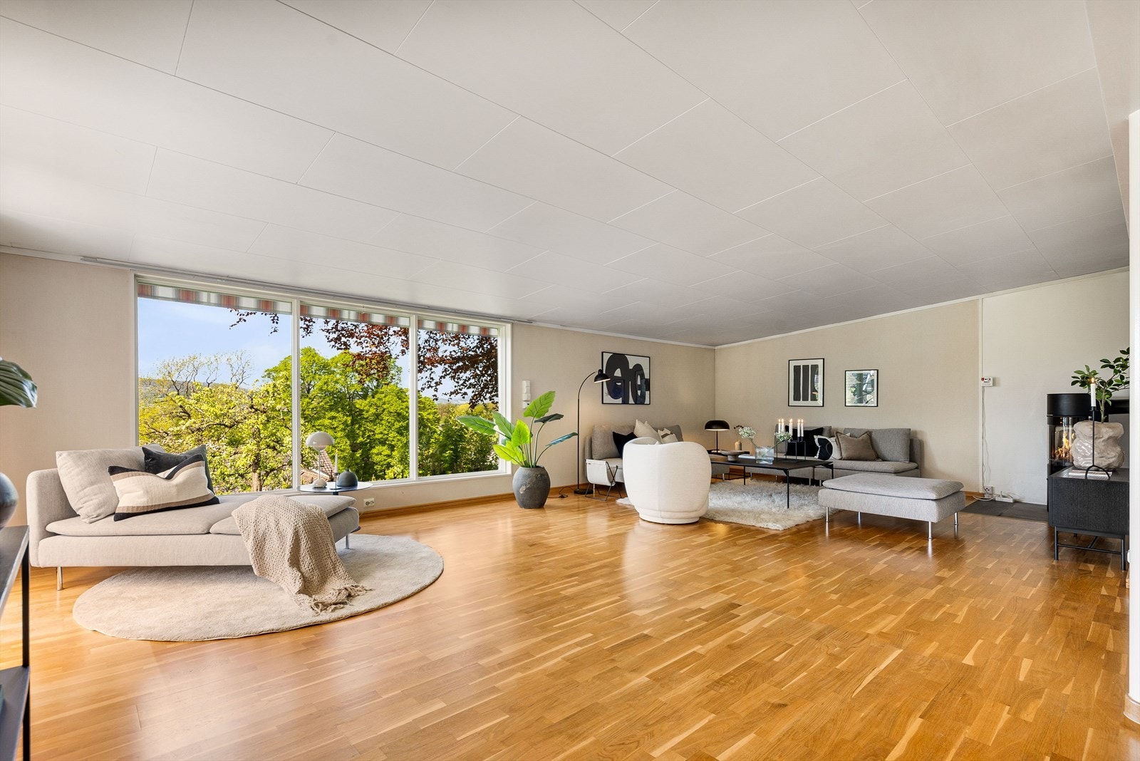 Stuen har god plass til flere sittegrupper Galleribilde