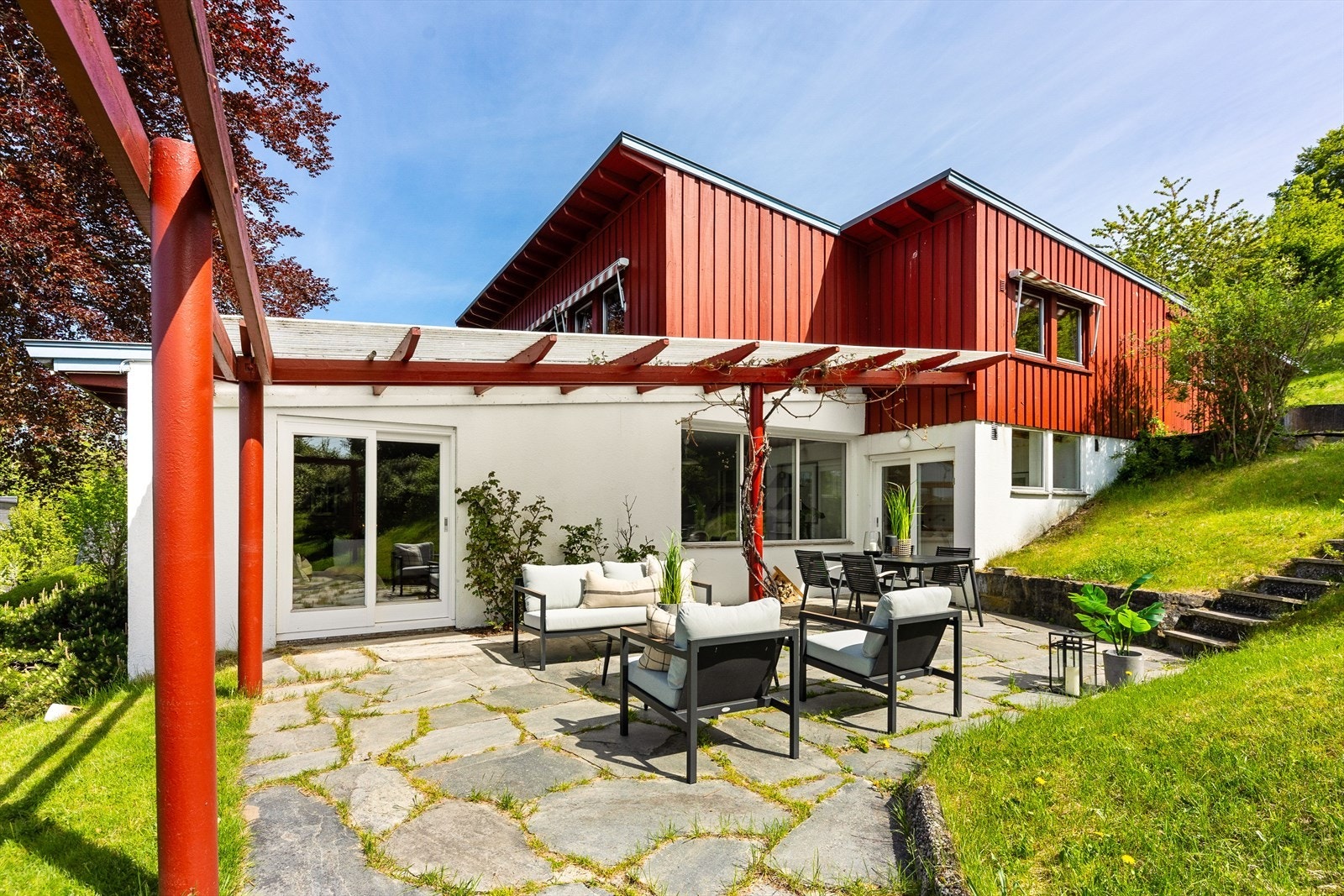 Det er to steinsatte terrasser, med adkomst fra 1. etasje og 2. etasje Galleribilde