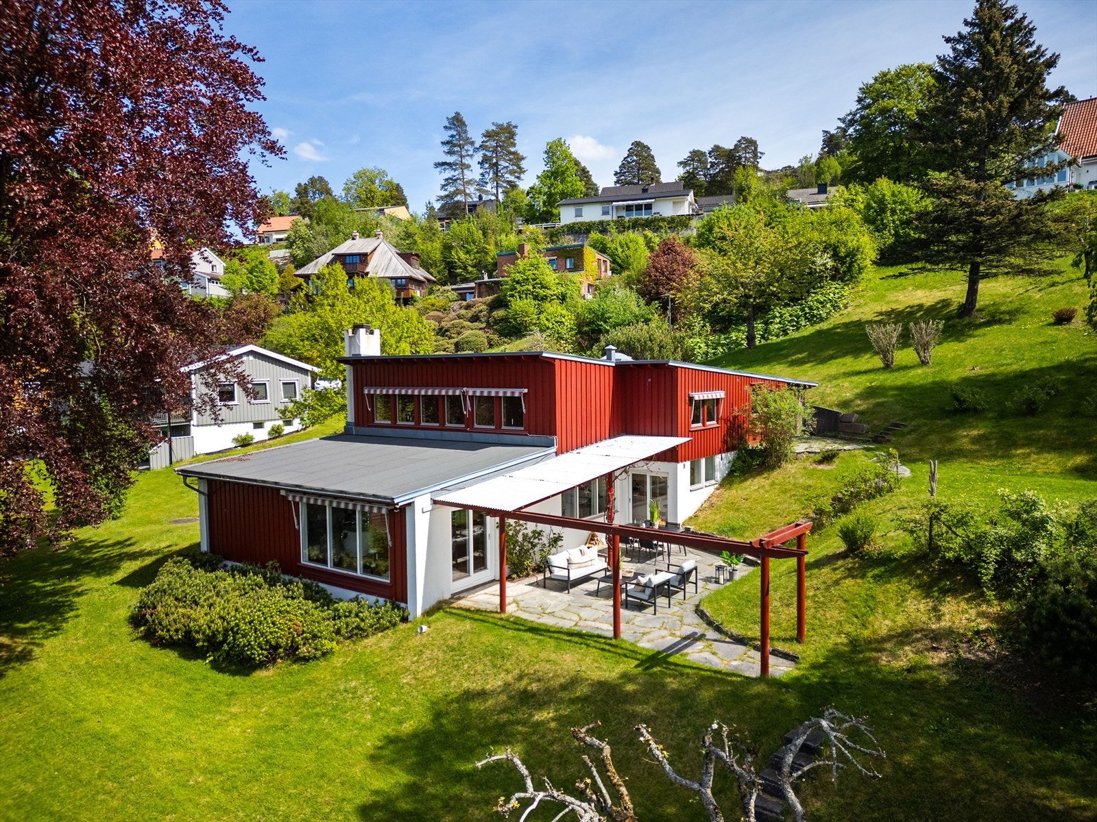 Denne praktfulle, arkitekttegnede familieboligen fremstår som velholdt og gjennomført med originale kvaliteter som kjennetegner funksjonalismen fra 50/60-tallet Galleribilde