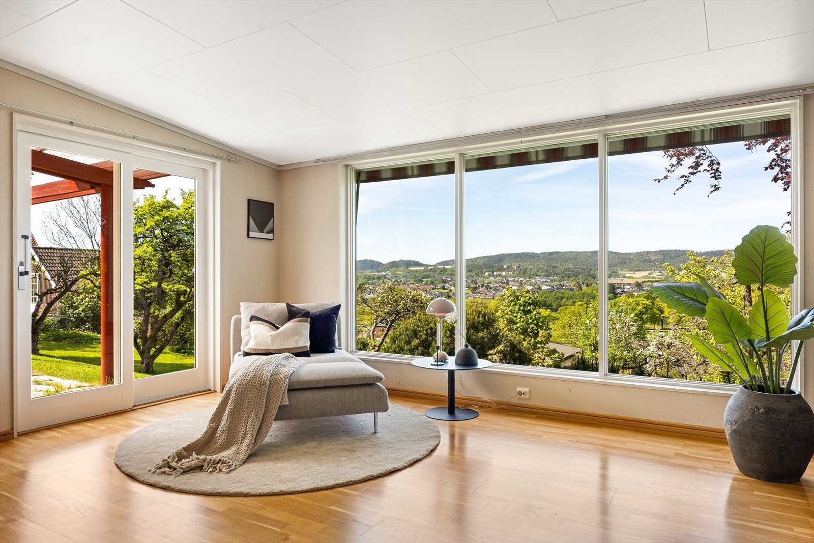 Nydelig utsikt via store panoramavinduer Galleribilde