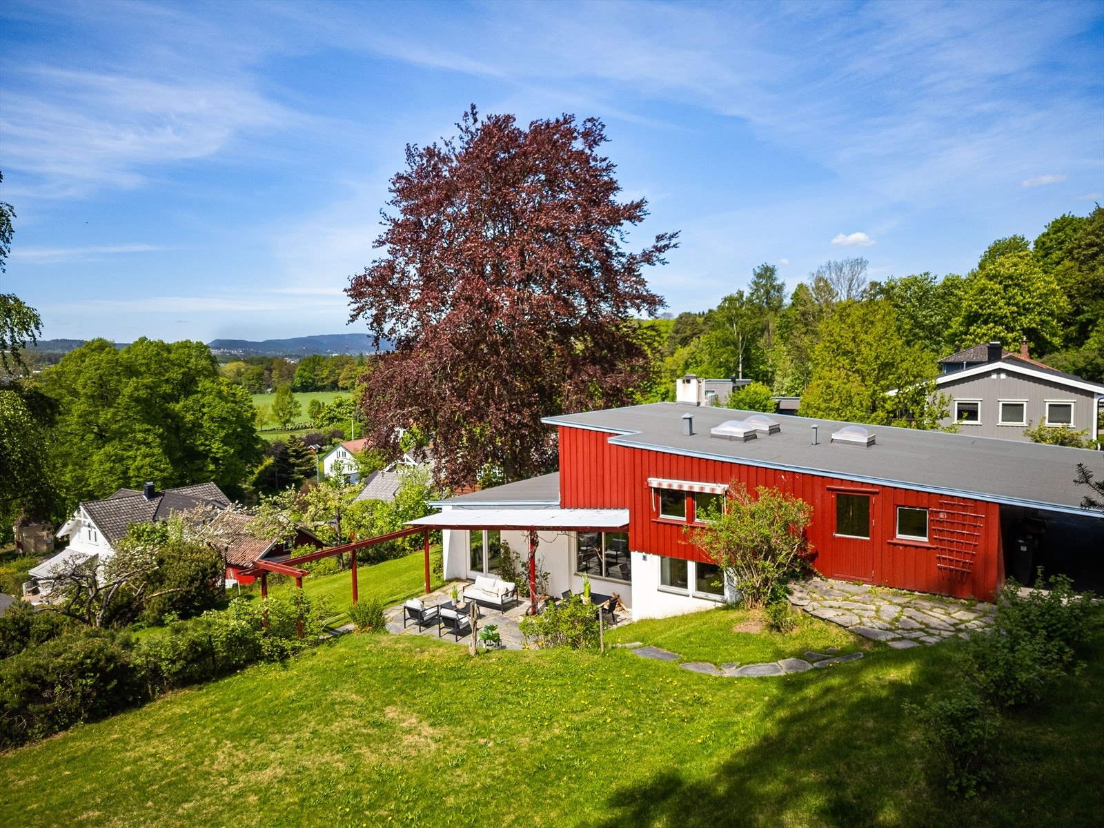 Praktfull tomt beliggende i skrånende terreng mot vest Galleribilde