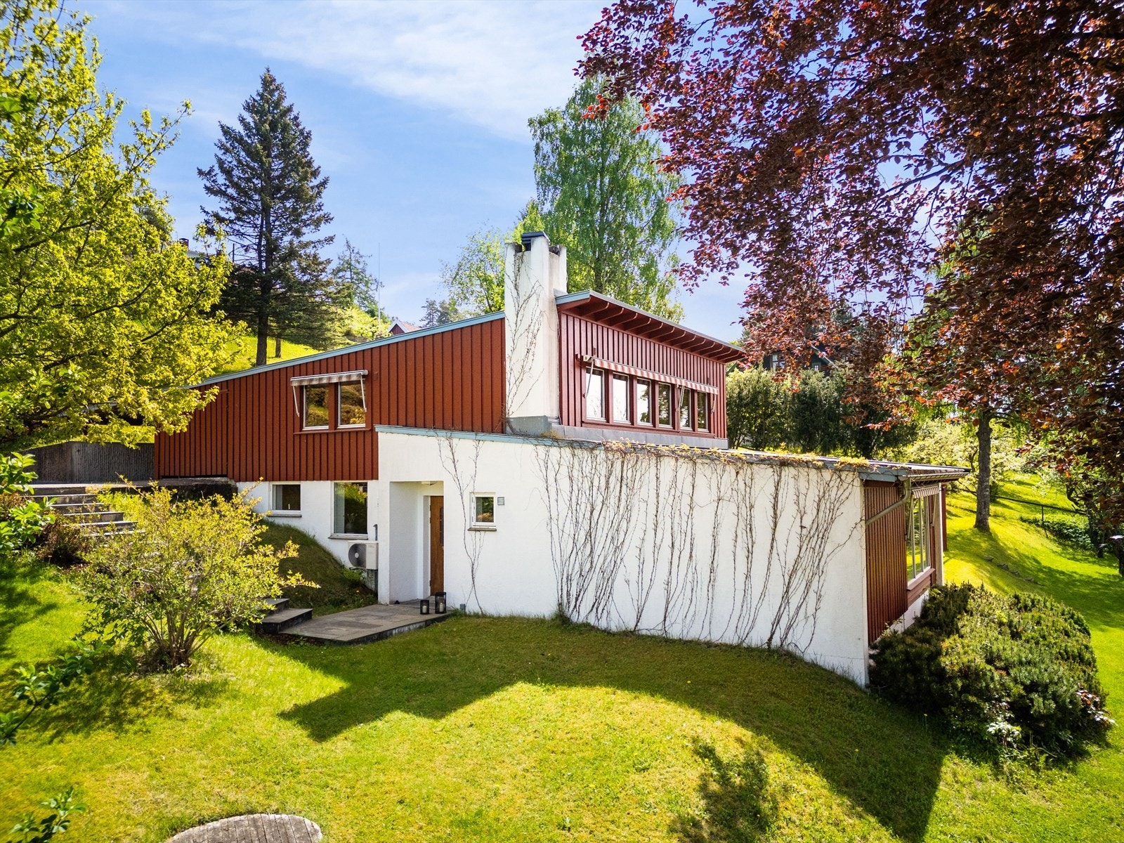 Fra gårdsplass er det trapp ned til inngangspartiet Galleribilde