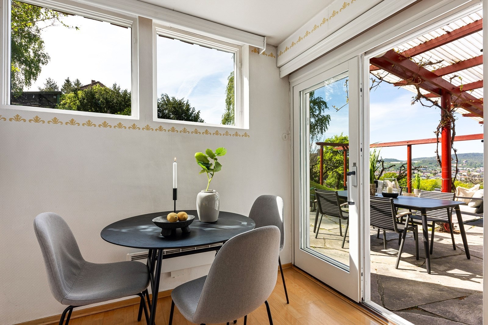 Hyggelig spiseplass på kjøkken med utgang til terrasse Galleribilde