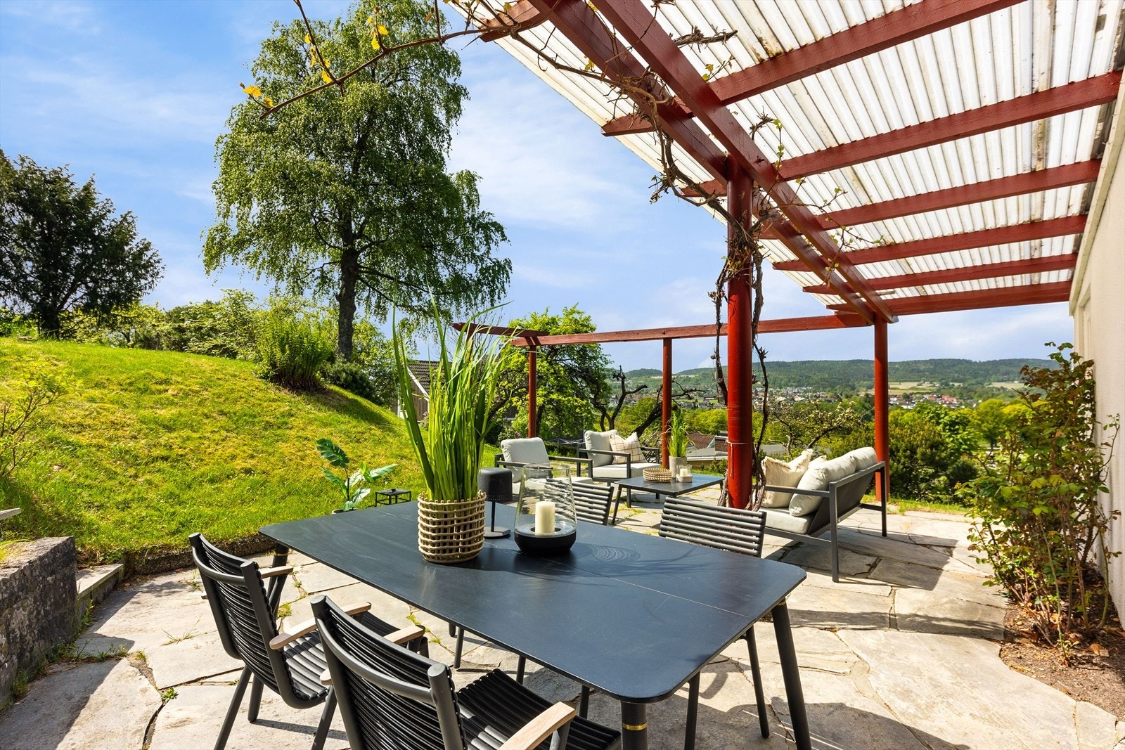 Fra uteplassene kan man nyte solen fra tidlig morgen til sen kveld Galleribilde