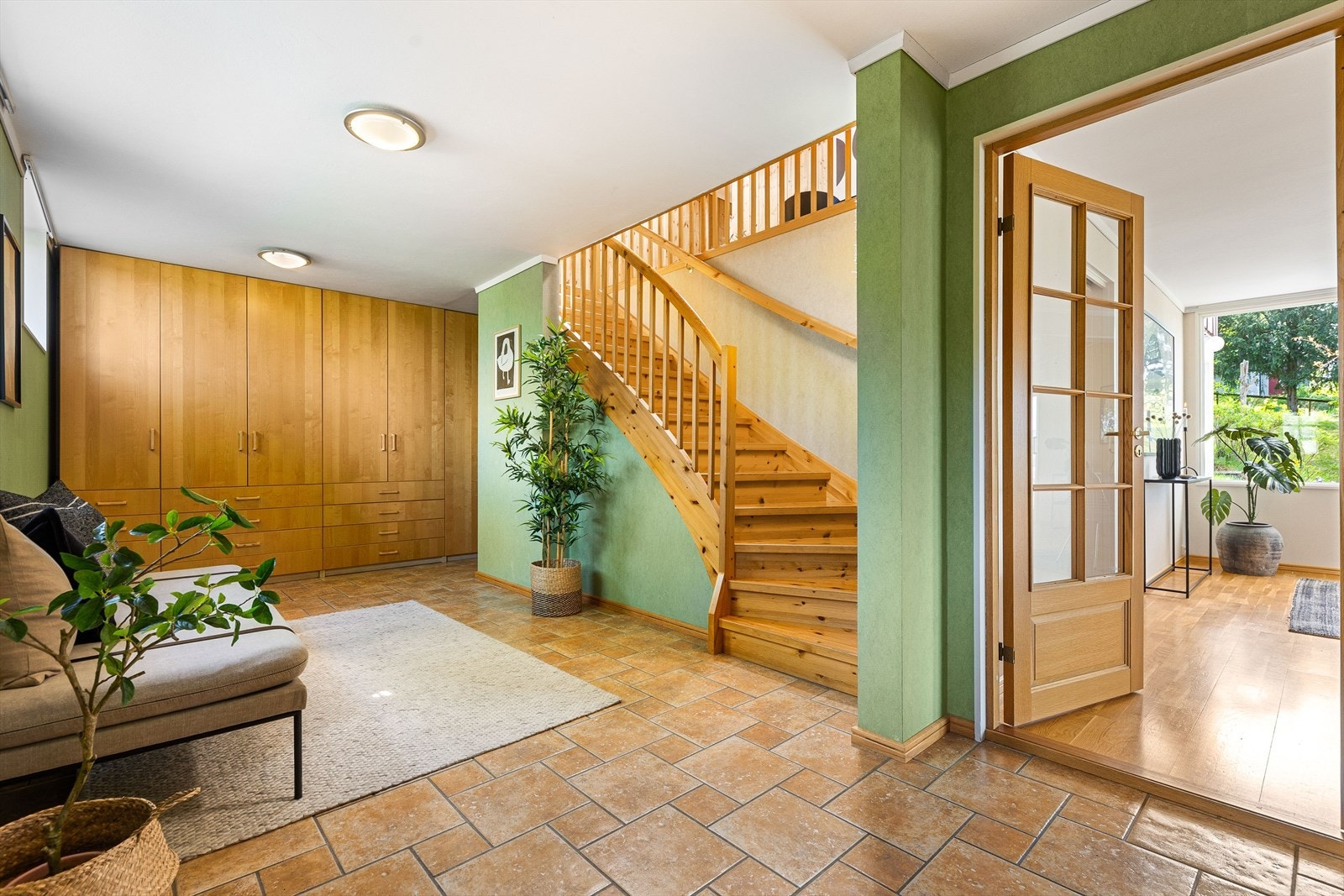 Romslig entré/hall - rikelig med oppbevaringsplass i stort garderobeskap. Fliser med varmekabler i gulv Galleribilde