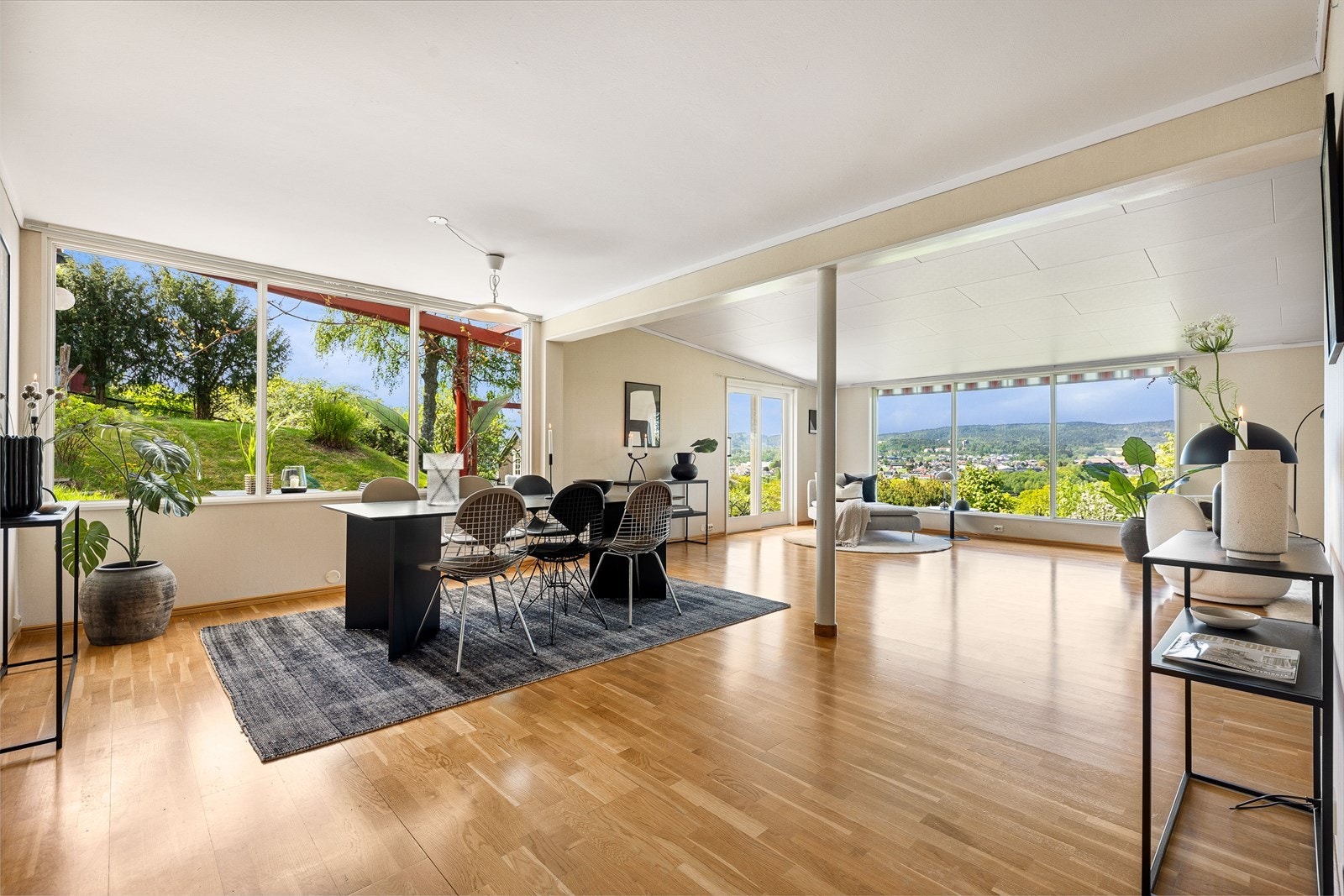 Stuen og spisestuen er i dag innredet med spisestue, sofagruppe og relax-avdeling. Galleribilde