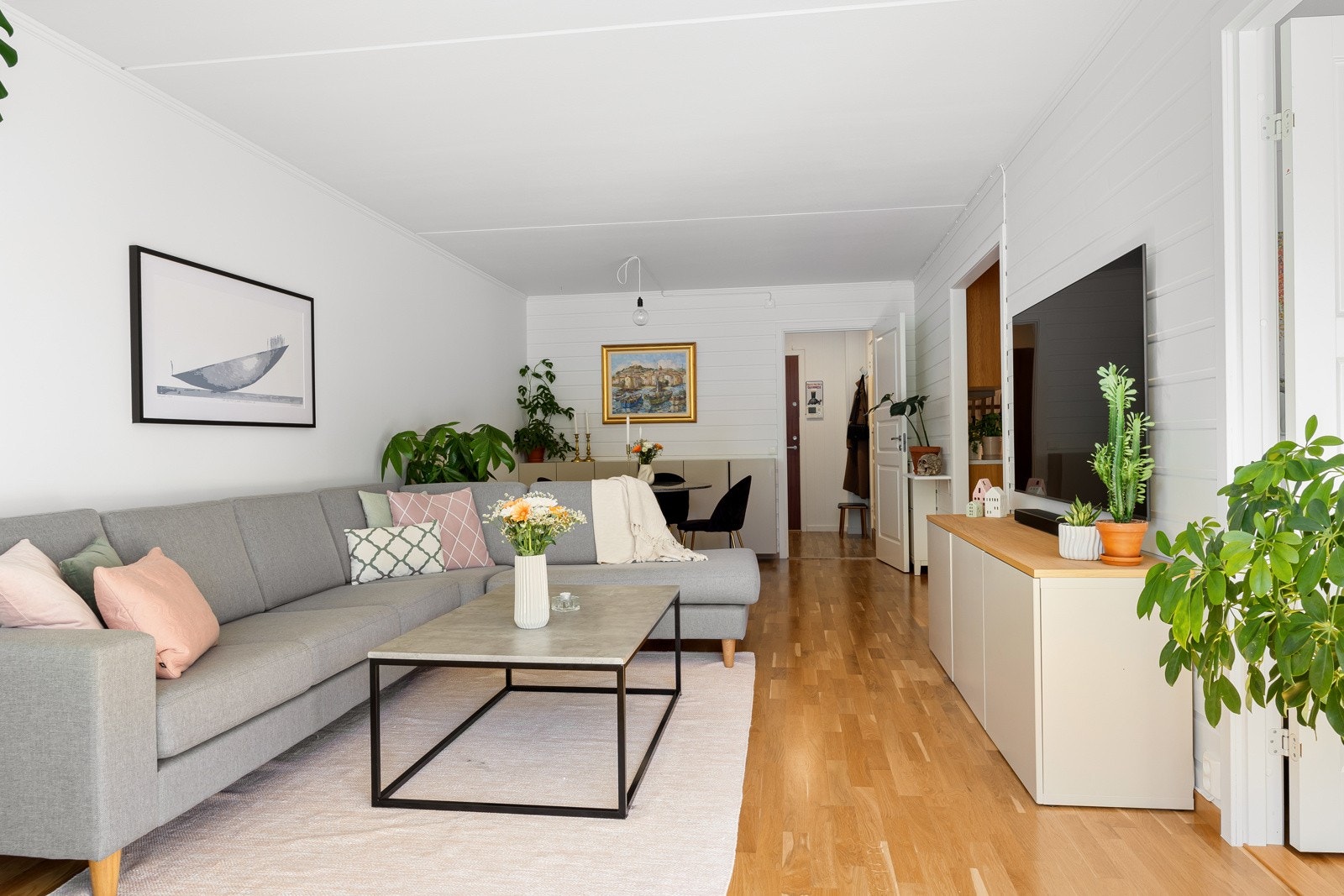 Leiligheten har lysmalte overflater og parkettgulv, som er lett å like og enkelt å sette sitt eget preg på. Galleribilde