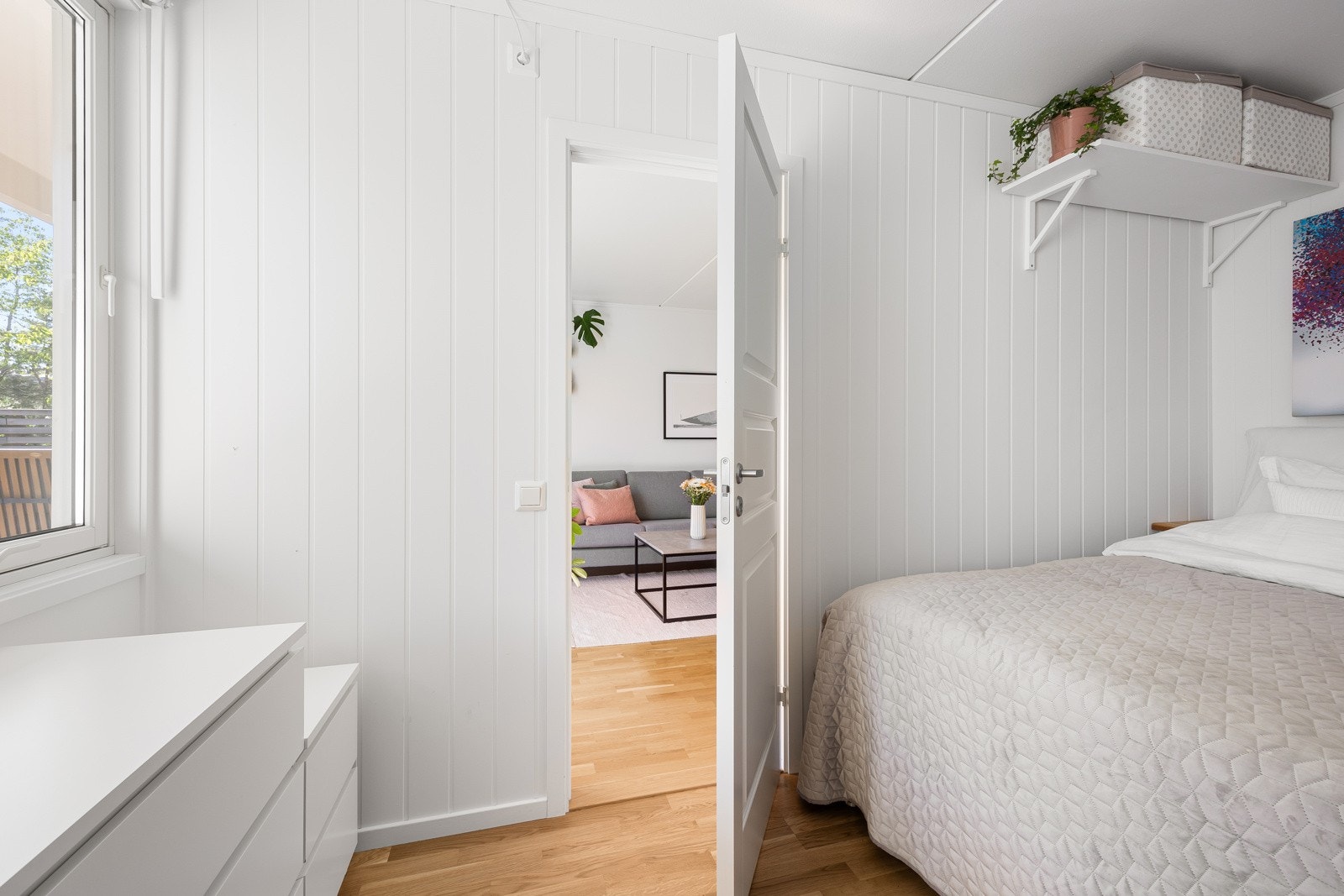 Soverommet har adkomst fra stuen og ligger skjermet plassert med vindu mot egen terrasse. Plass til praktiske hyller over seng. Galleribilde