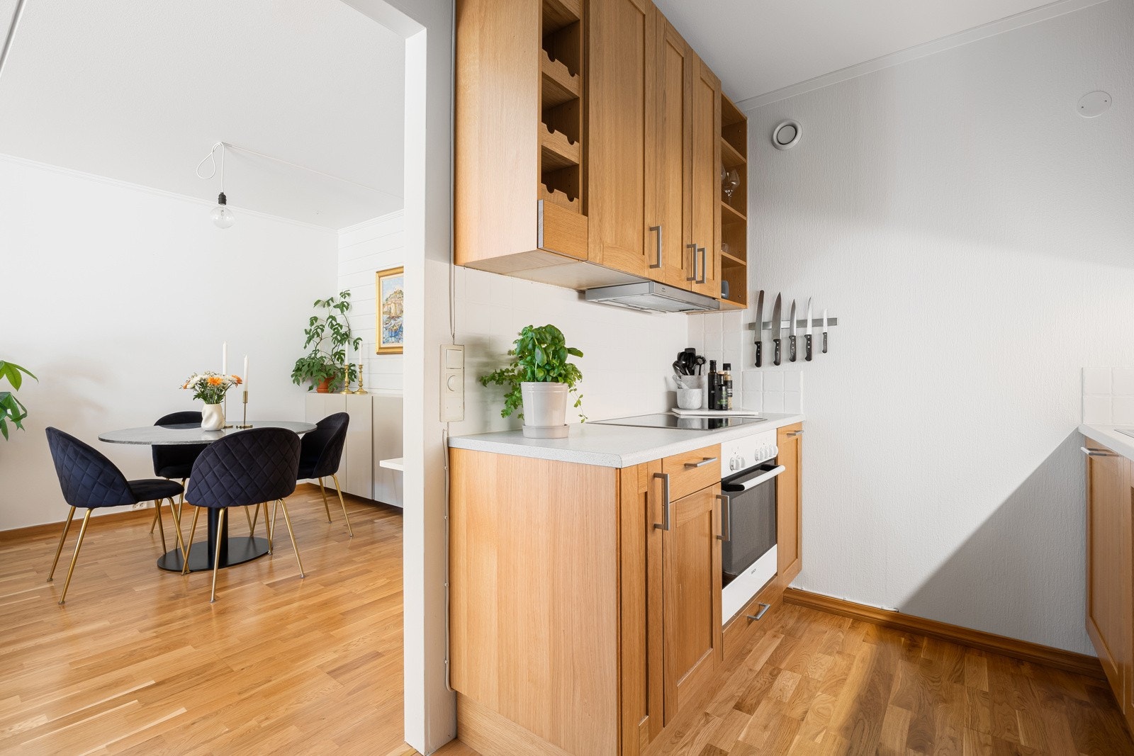 Platetopp, stekeovn, oppvaskmaskin og kullfilterventilator er integrert. Galleribilde