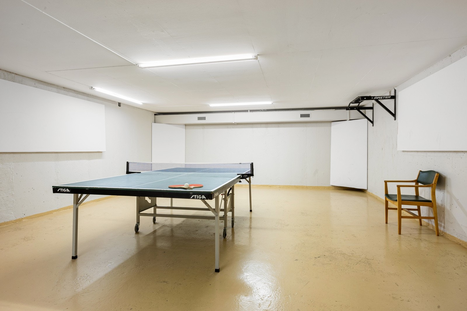 Borettslaget har flere fasiliteter, som hobbyrom med pingpongbord. Galleribilde
