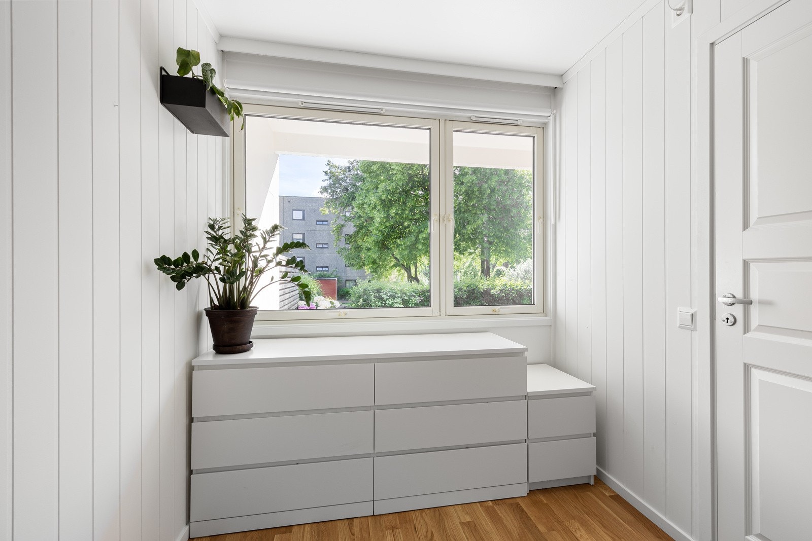 Det er god plass til kommoder eller lignende under vinduene. Galleribilde