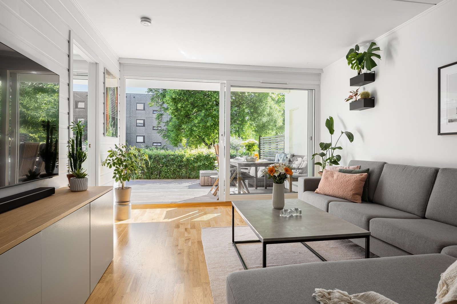 Sommerstid er terrassen en flott og solrik forlengelse av rommet, med god plass til utemøbler og grill. Galleribilde