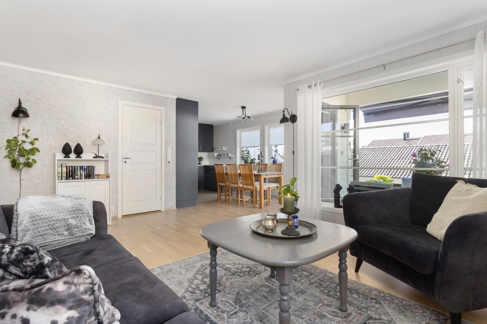 Boligen har en lys og innbydende stue. Galleribilde