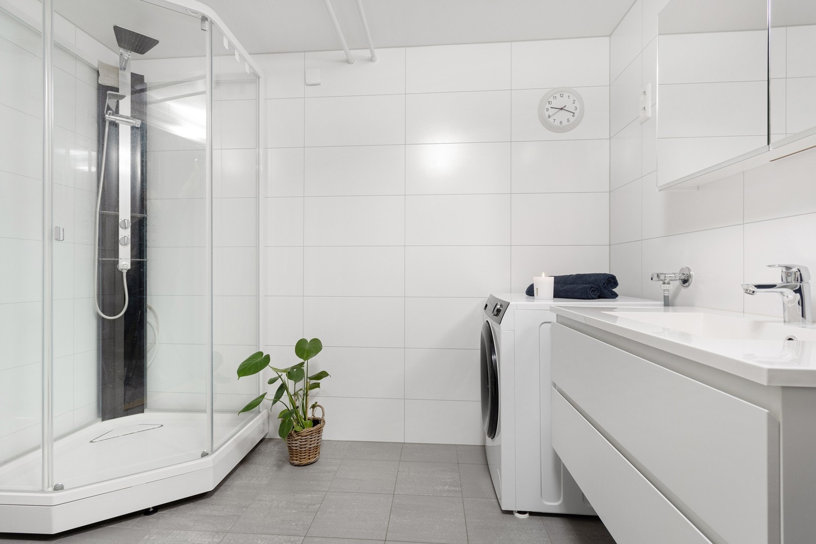 Leiligheten har et pent og lys bad med flislagte overflater og varme i gulv. Galleribilde