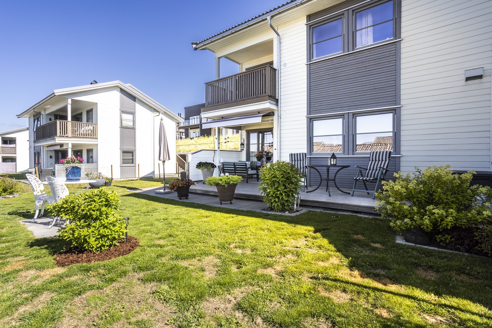 Uteplassen og grøntarealene har fine solforhold. Galleribilde