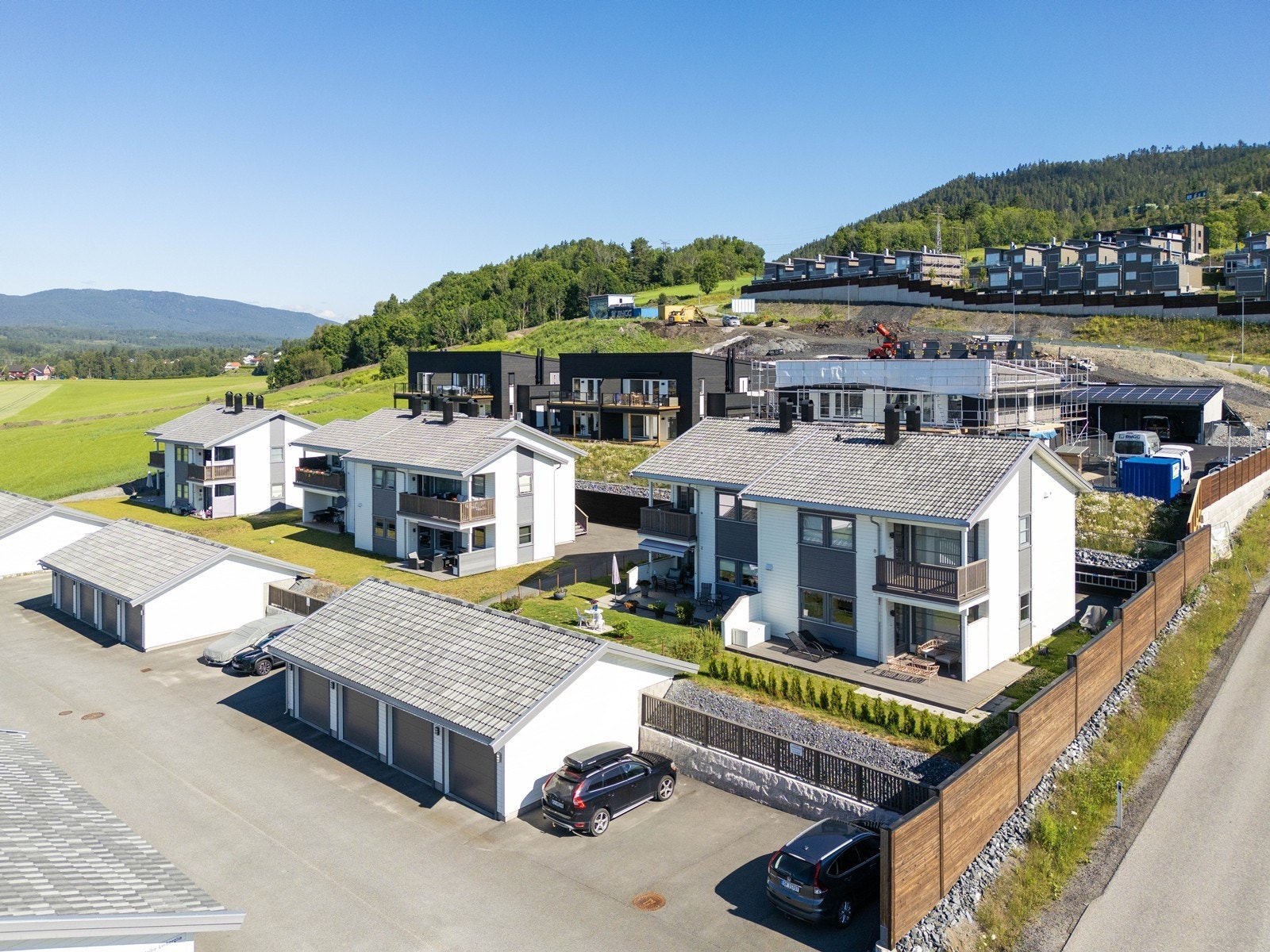 Nedre Lerberglia 2 har en barnevennlig og attraktiv beliggenhet, i et koselig og nyletablert boligområde på Lerberg, like utenfor Hokksund sentrum. Galleribilde
