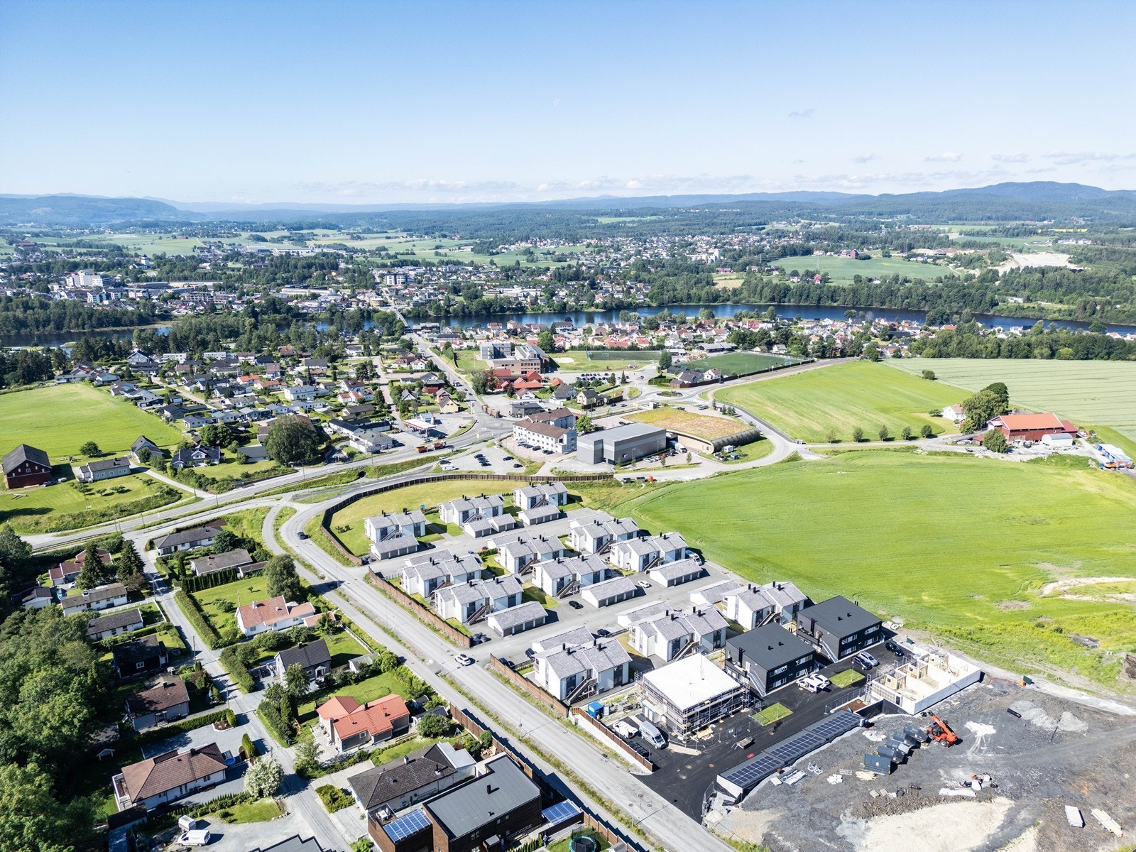 Boligen har en fin beliggenhet for familier med nærhet til både sentrum, offentlig kommunikasjon, skole, barnehager og idrettstilbud. Galleribilde