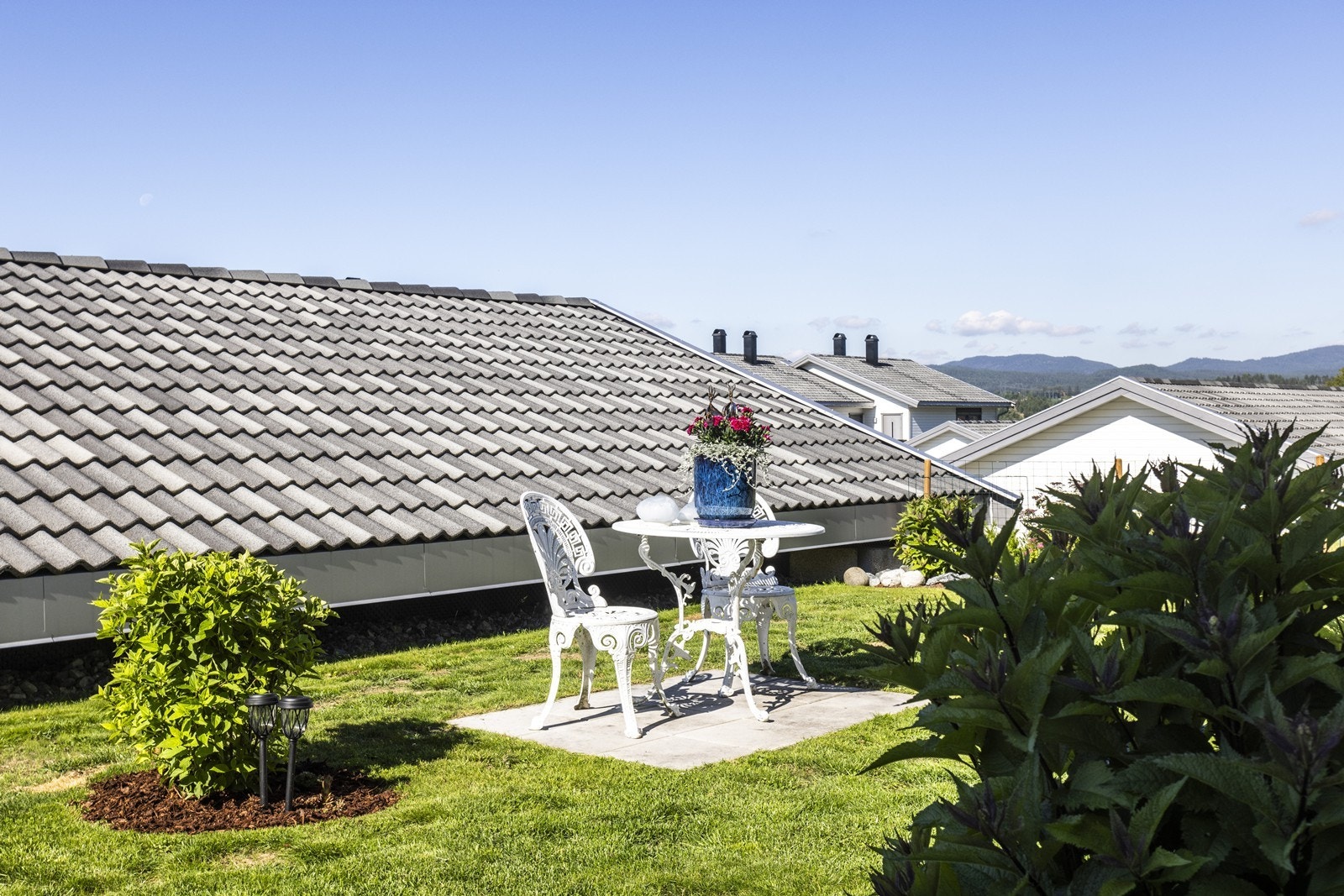 Det er også enkelt tilgang fra terrassen på sameiets pene fellesarealer. Galleribilde