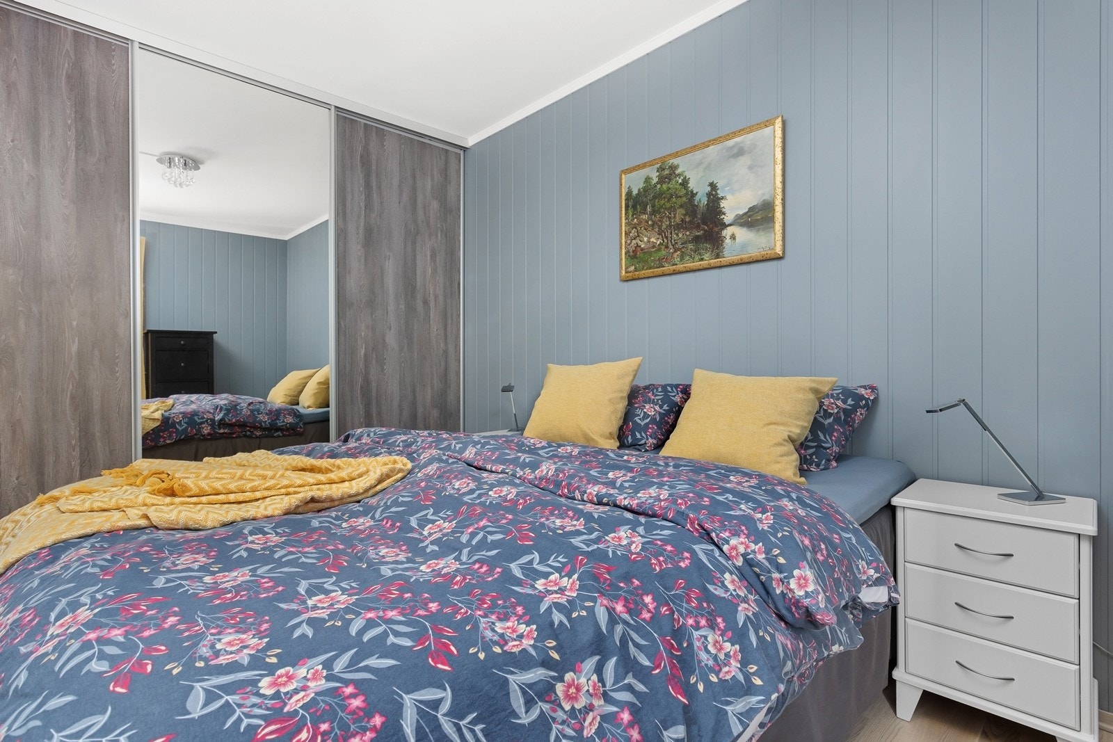 Hovedsoverommet byr på en stor skyvedørsgarderobe med rikelig av oppbevaringsplass. Galleribilde