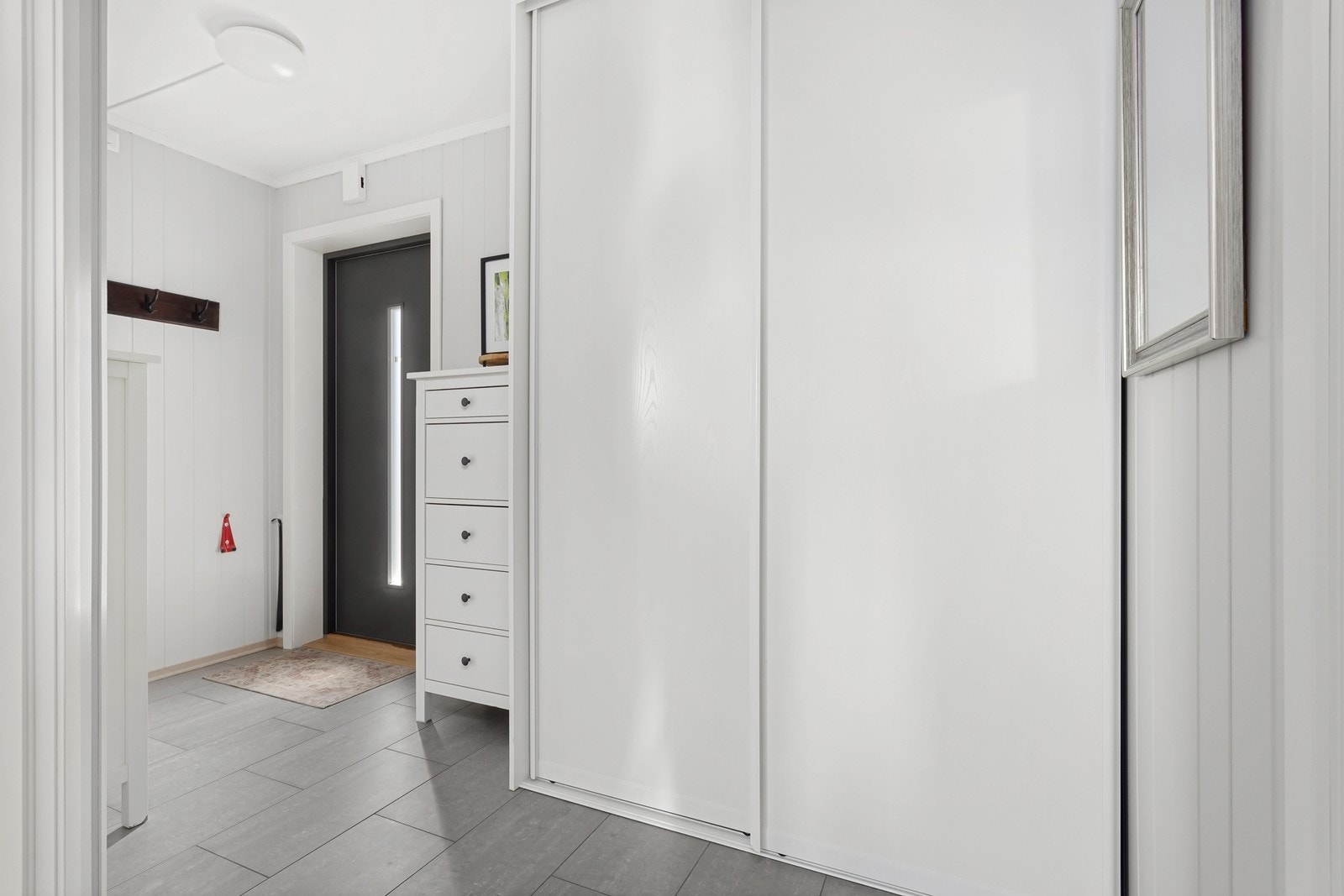 I gangen finnes også en skyvedørsgarderobe. Galleribilde