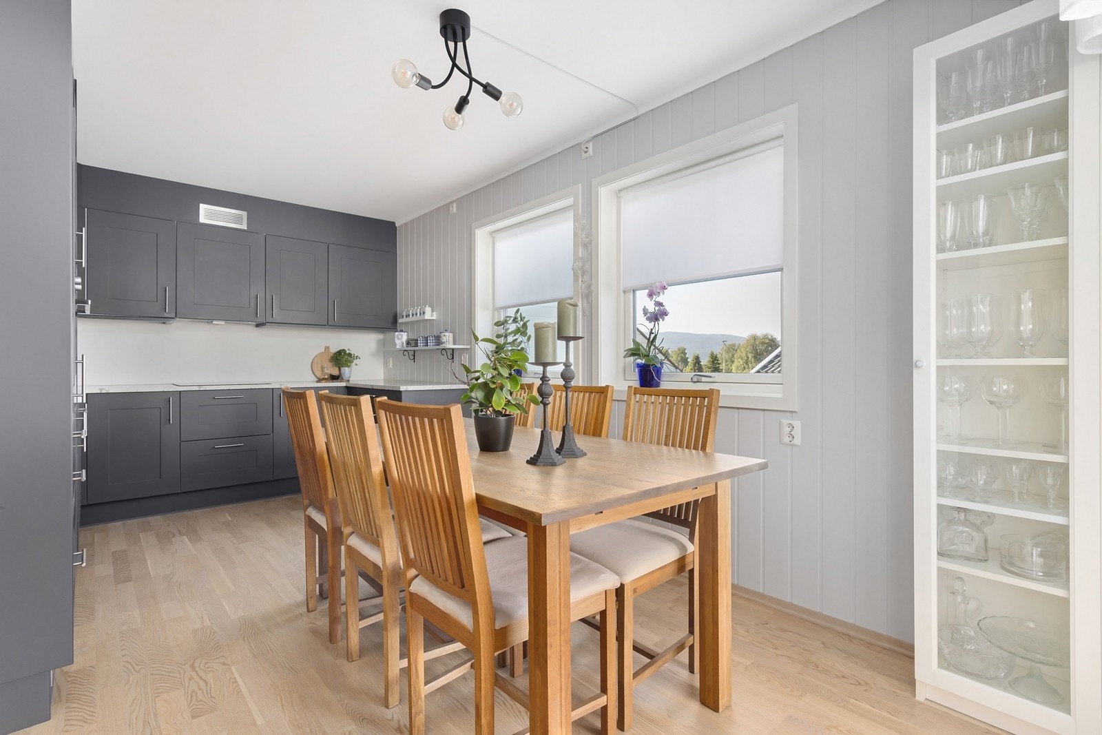 Kjøkkenet er levert av den norske kvalitetsleverandøren Crown. Galleribilde