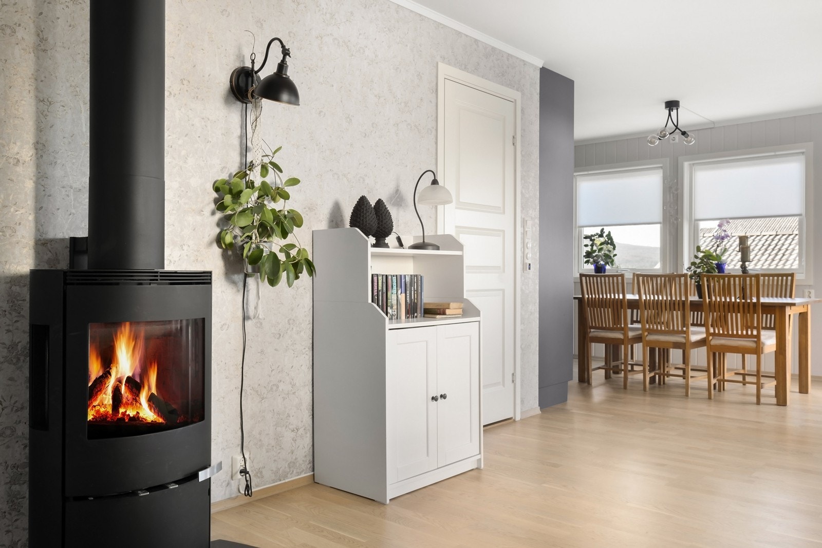 I stuen er det en moderne peisovn som gir god varme til leiligheten. Galleribilde