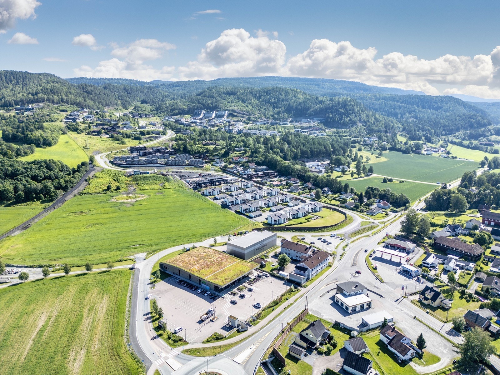 Umiddelbar nærhet til dagligvare, samt flotte helårs turmuligheter. Galleribilde