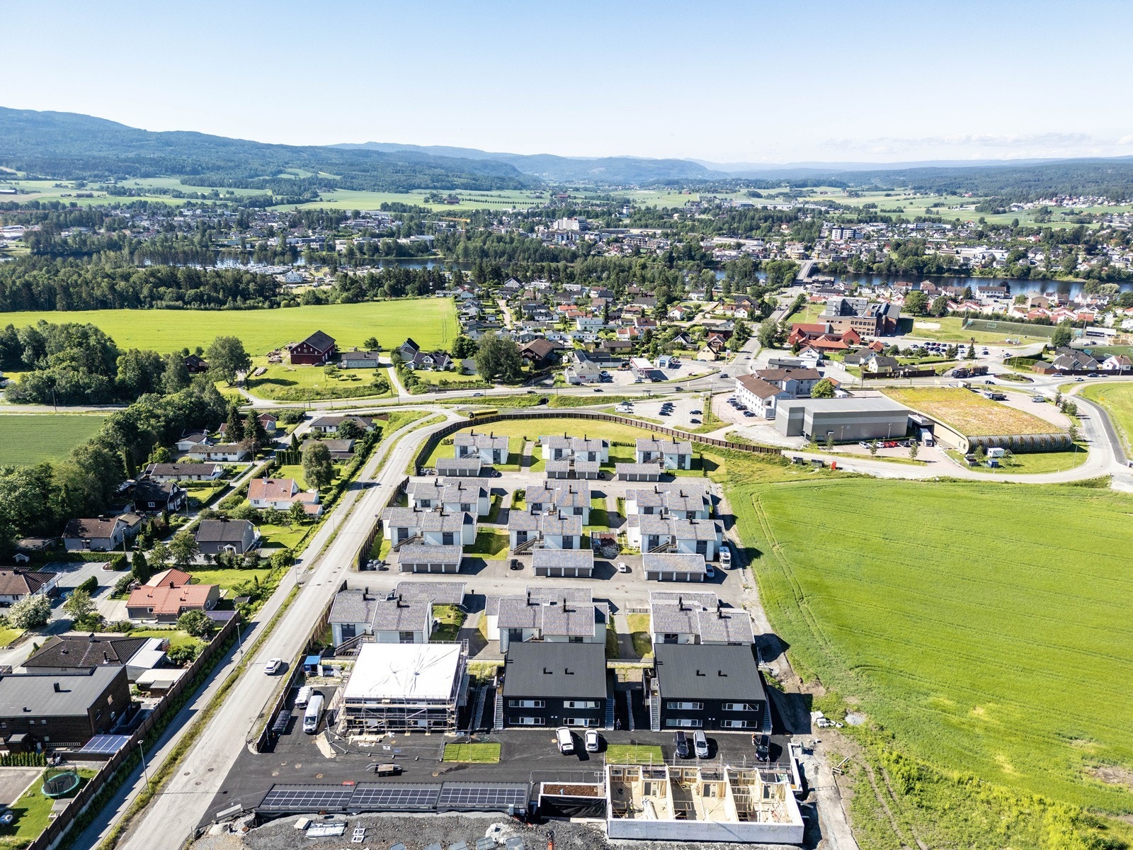 Nedre Lerberglia 2 har en barnevennlig og attraktiv beliggenhet, i et koselig og nyletablert boligområde på Lerberg, like utenfor Hokksund sentrum. Galleribilde