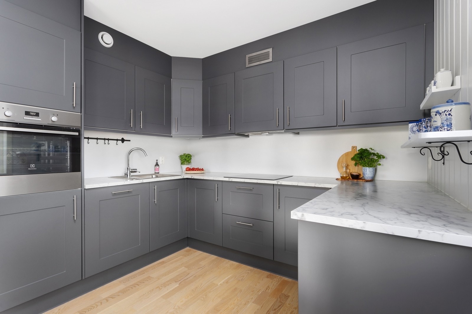 Innredningen byr på integrerte hvitevarer og rikelig med skap-, skuff og benkeplass. Galleribilde