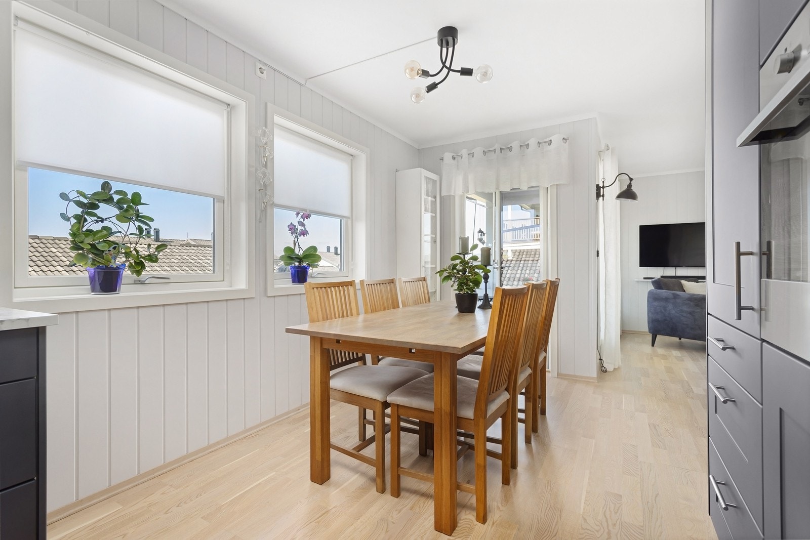 Det er åpen løsning mellom stue og kjøkken, som gir en fin romfølelse og fint med naturlig lys. Galleribilde