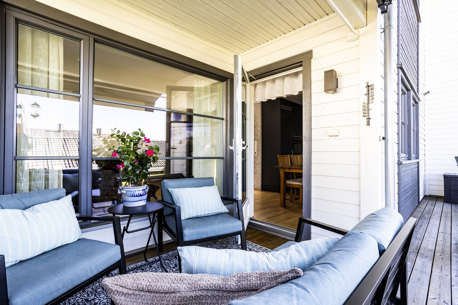 Fra stuen er det utgang til en hyggelig terrasseplatting og enkel tilgang på felles hage. Galleribilde