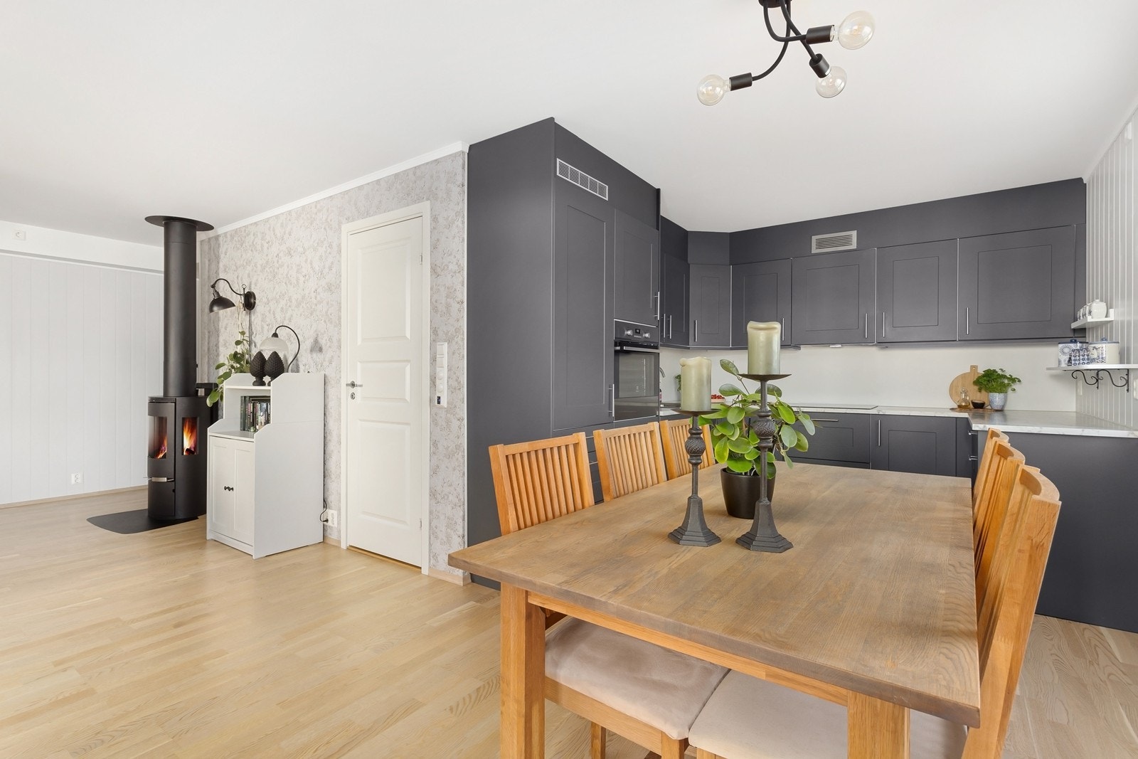 Ved kjøkkenet er det god plass til et stort spisebord. Galleribilde