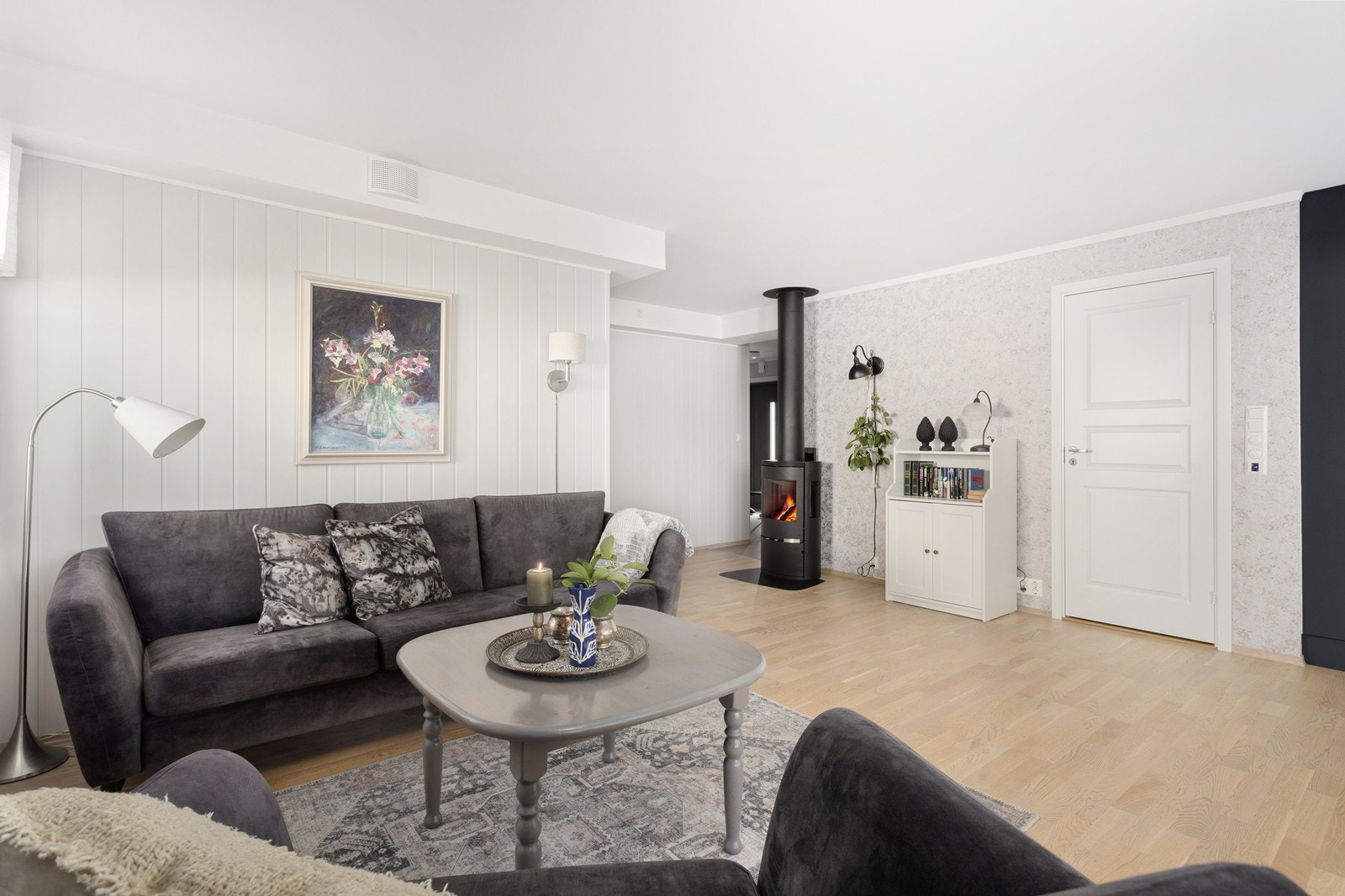 Stuen har en praktisk planløsning som gjør at man enkelt kan innrede med både salong og spisestue. Galleribilde