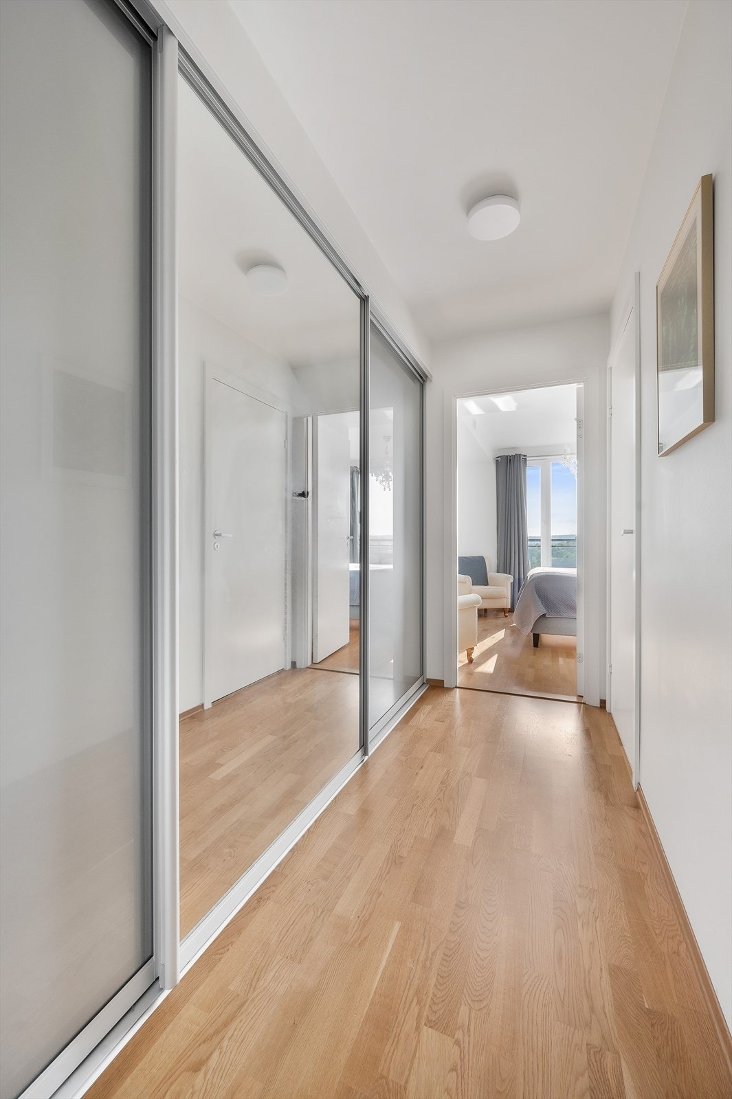 Gang med skyvedørsgarderobe inn mot soverommene Galleribilde