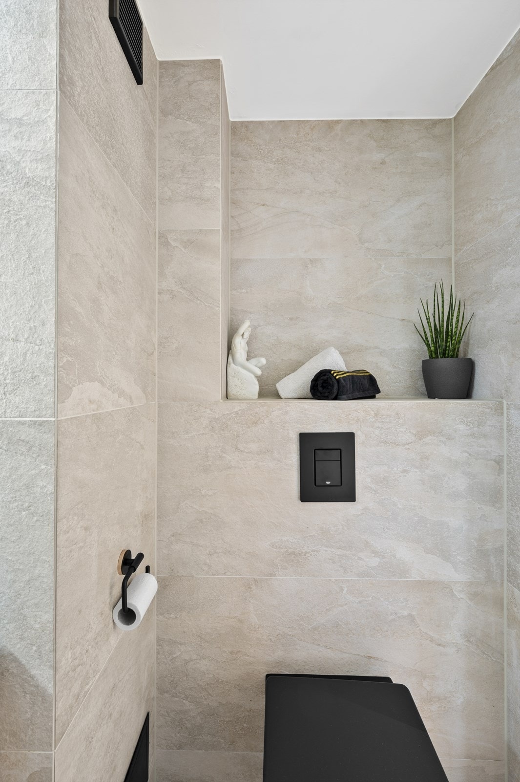 Svarte detaljer på badet. Galleribilde