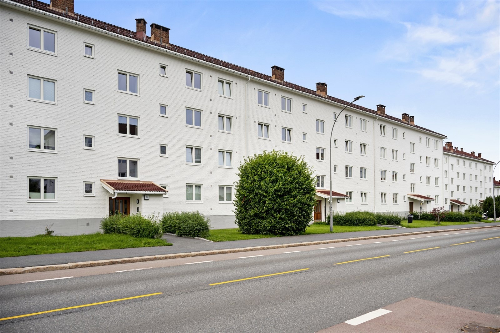 Fasade mot vei, med lett tilgang til offentlig transport. Galleribilde