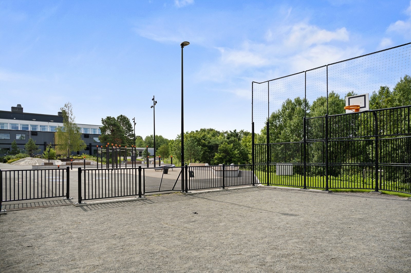 Basketballbane og aktivitetsområde i nærheten. Galleribilde