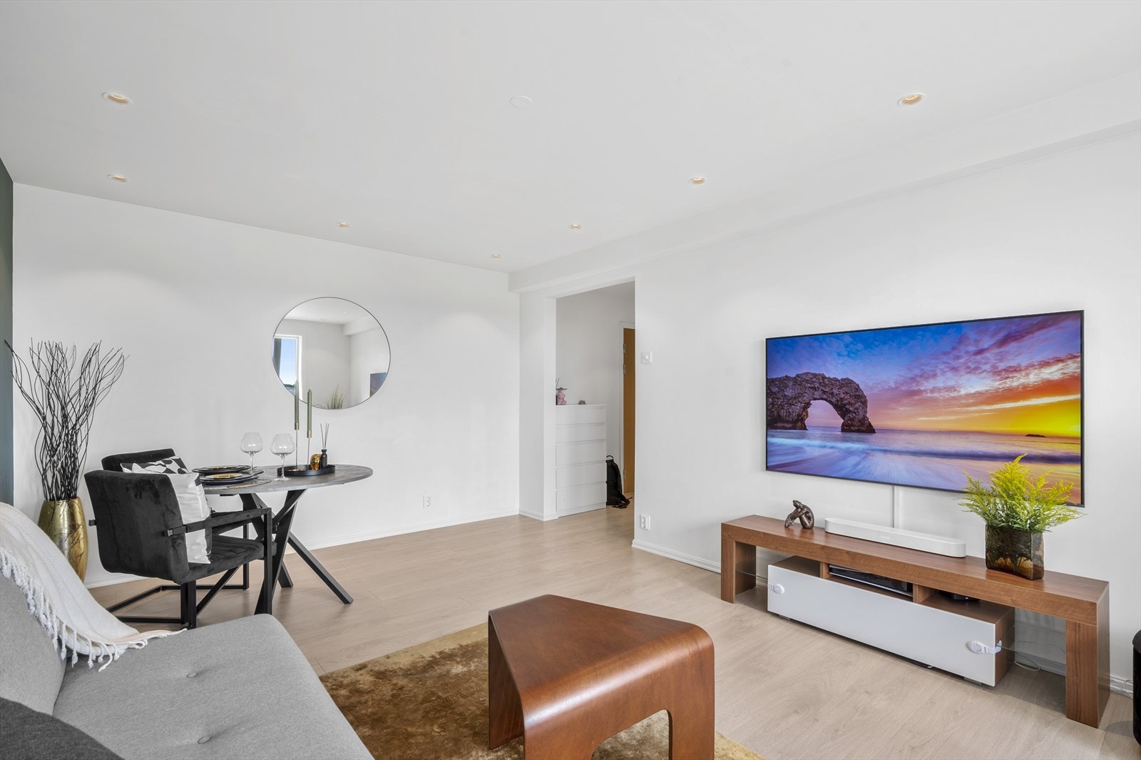 Det er god plass for sofa, tv-møbler og spisegruppe. Galleribilde