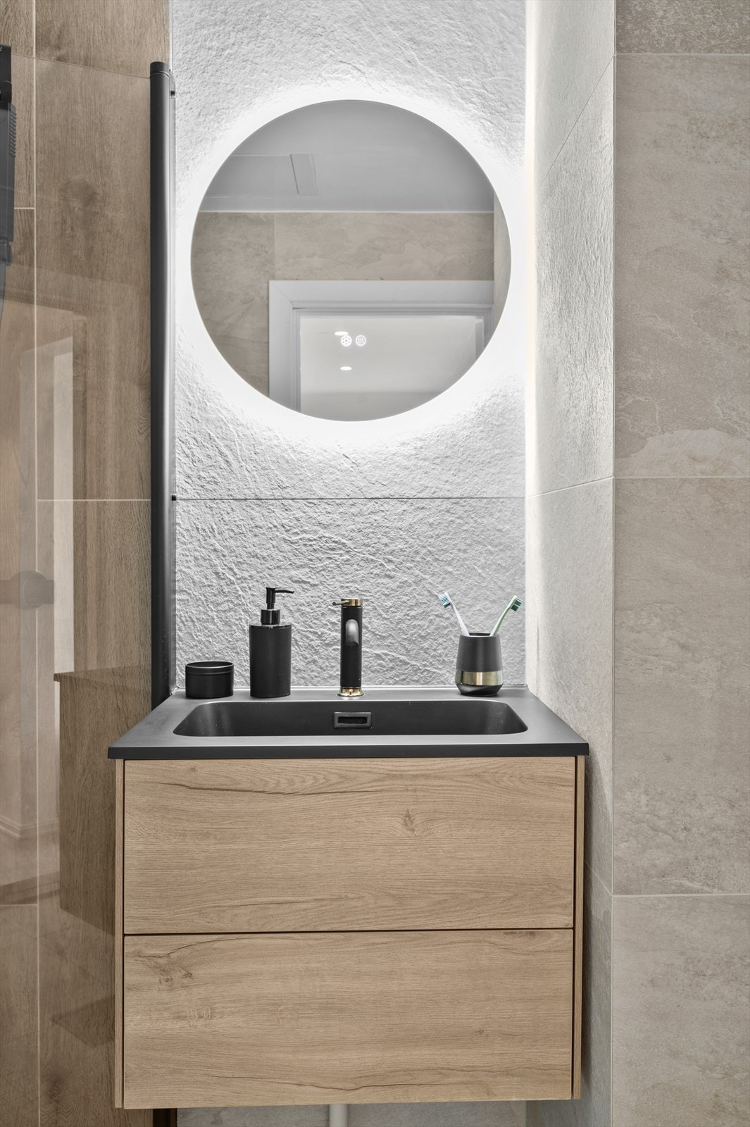 Detaljer på badet med moderne vask og speil. Galleribilde