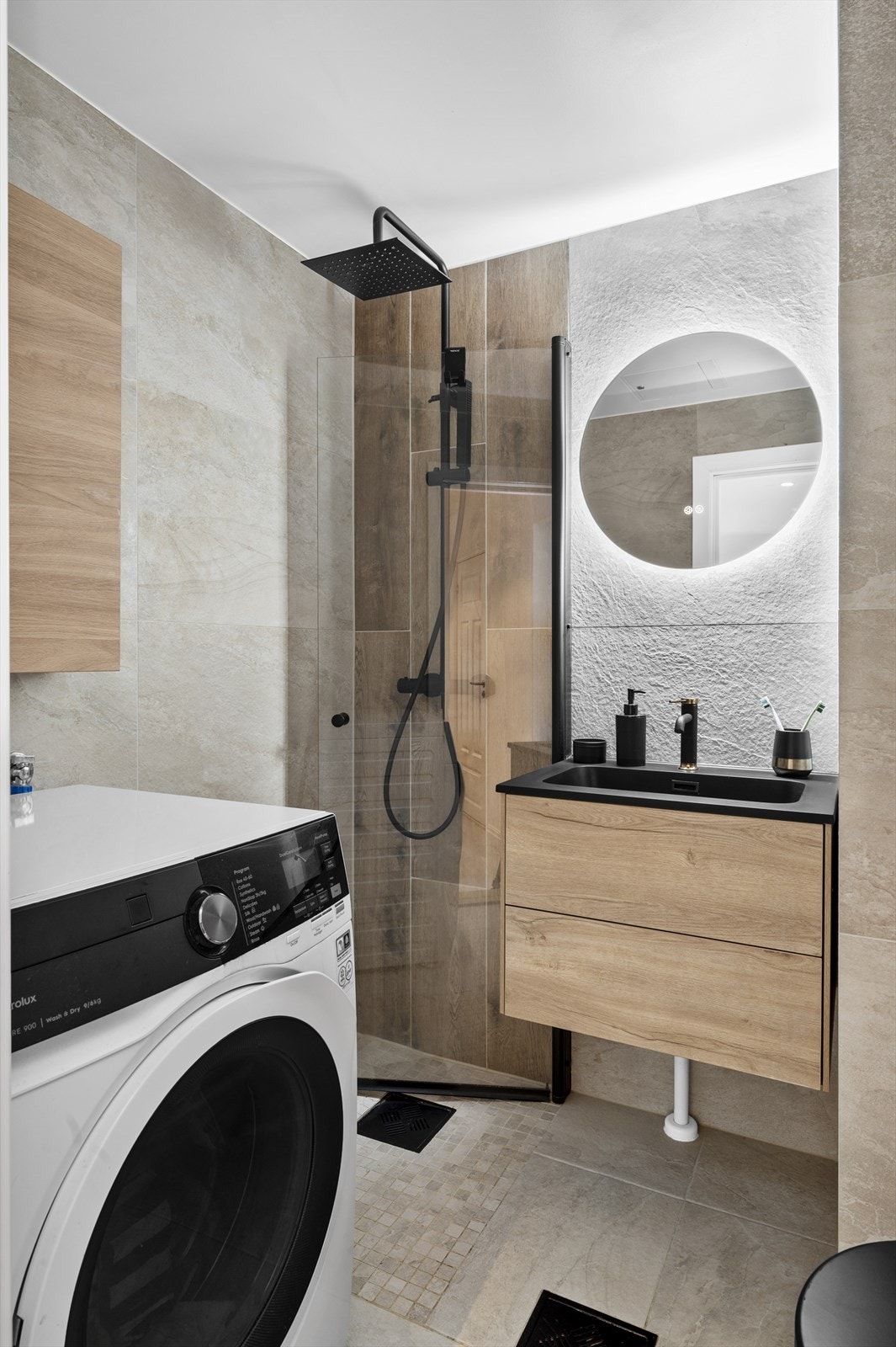 Moderne bad med stilrene detaljer. Galleribilde