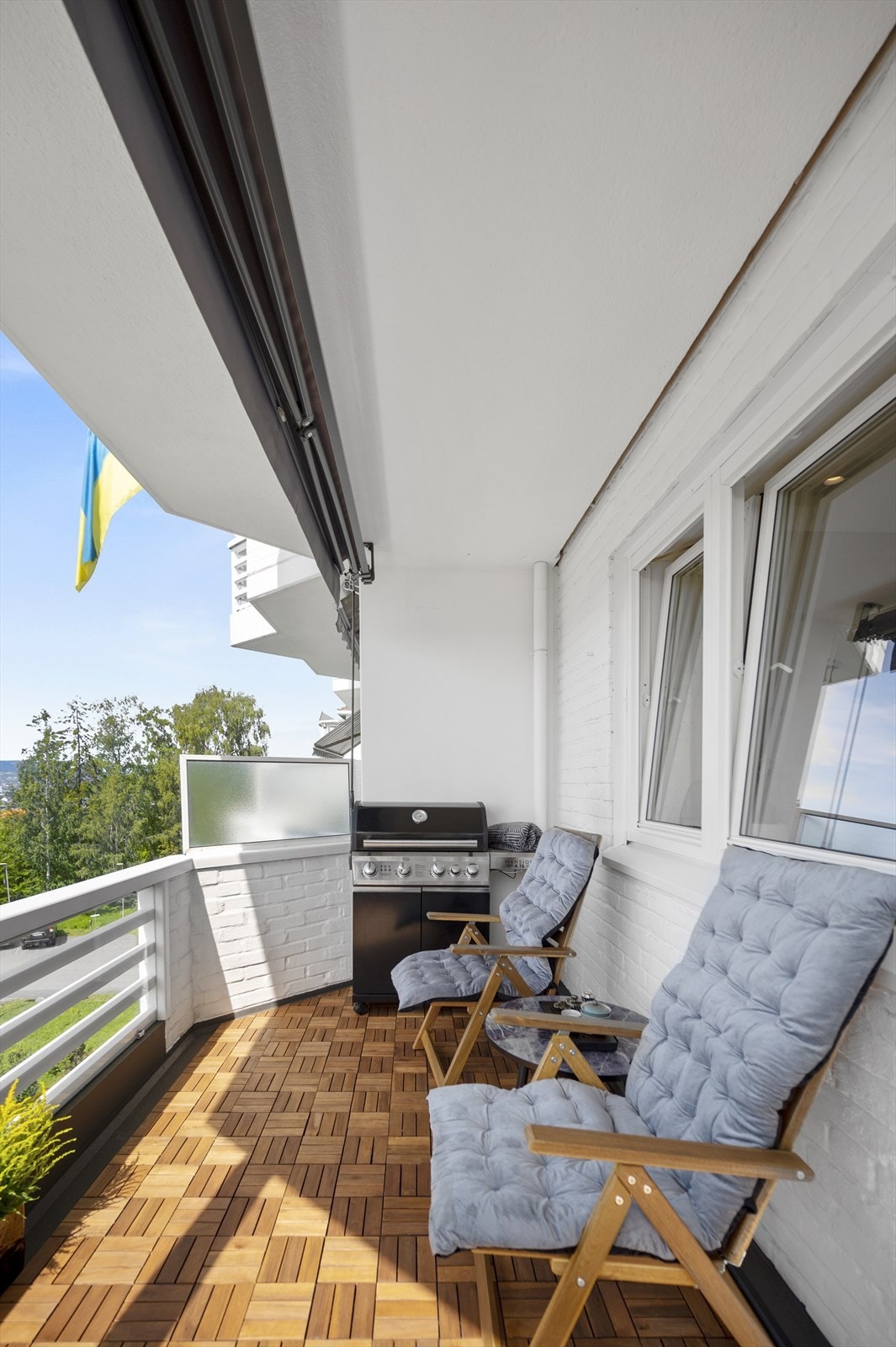 Det er montert en markise som skjermer mot sollys. Galleribilde