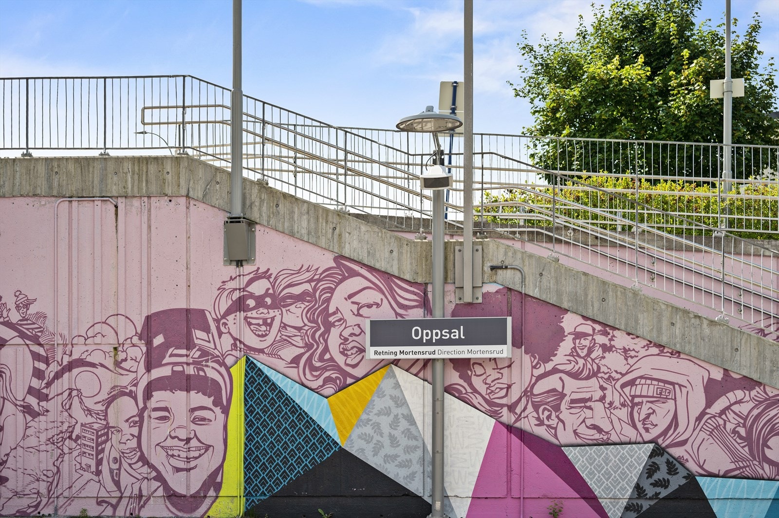 Oppsal stasjon med kunstnerisk dekorasjon på veggene. Galleribilde