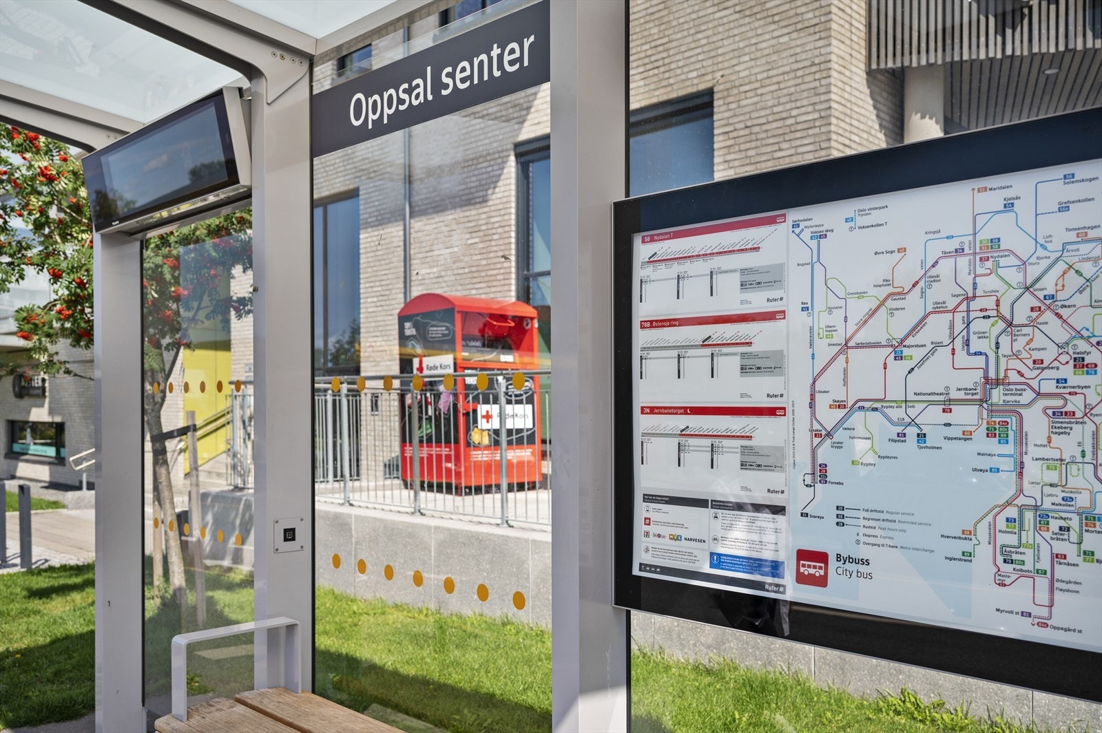 Bussstopp ved Oppsal Senter, enkel kollektivtilgang. Galleribilde